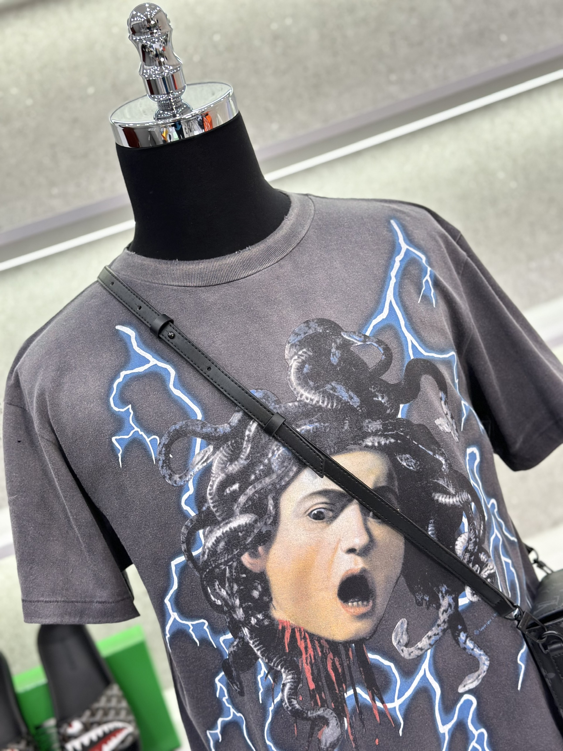 Áo phông T-shirt Saint Laurent YSL Đen họa tiết Medusa tia sét Like Auth on web VTN