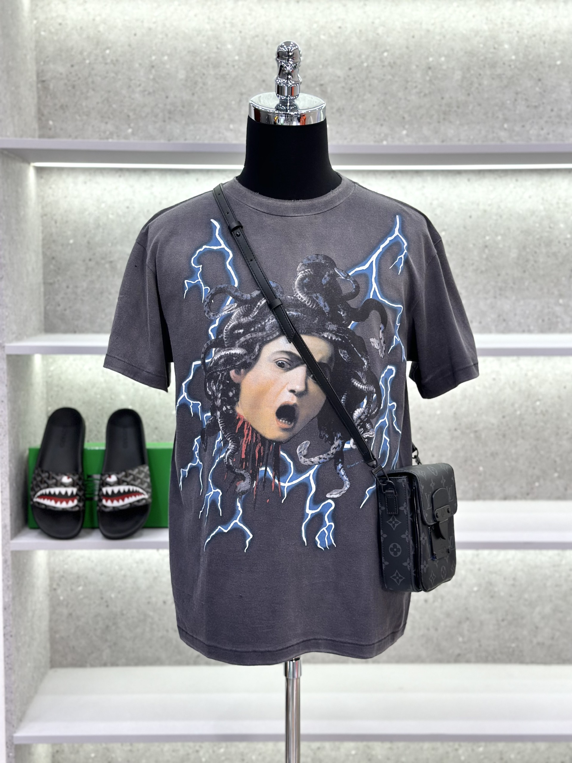 Áo phông T-shirt Saint Laurent YSL Đen họa tiết Medusa tia sét Like Auth on web VTN