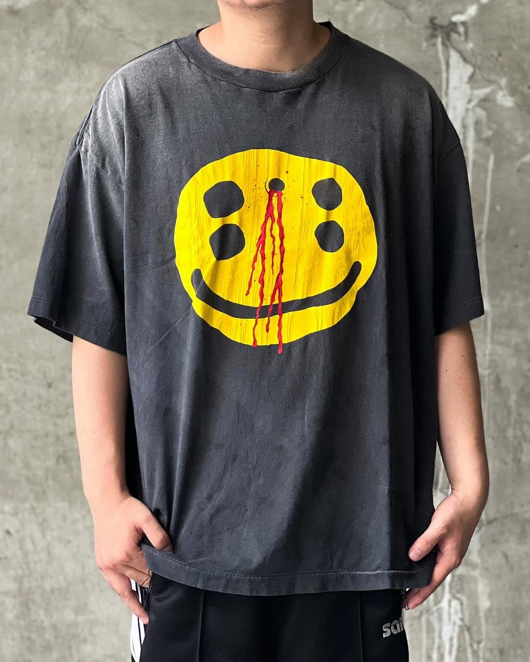 Áo phông T-shirt Saint Laurent YSL Đen họa tiết mặt cười vàng Like Auth on web VTN