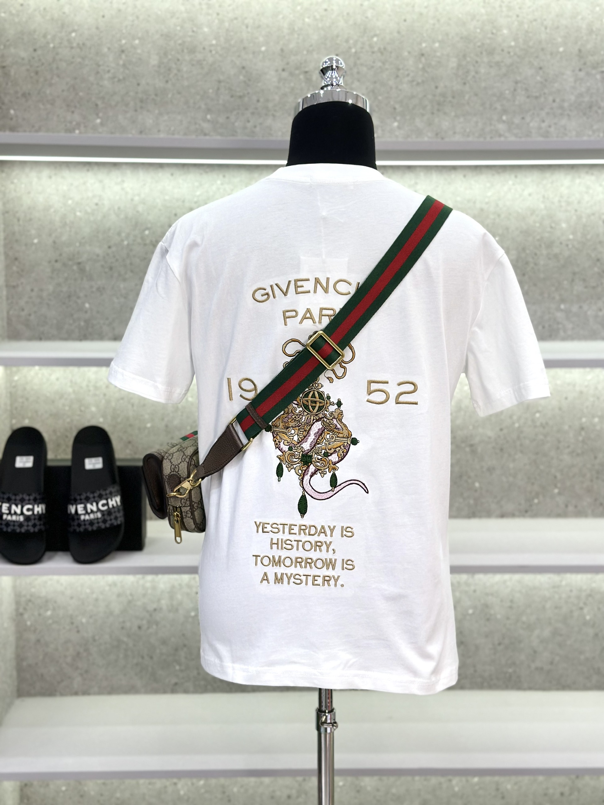 Áo phông T-shirt Givenchy GVC 1952 họa tiết Rắn thêu Like Auth on web VTN