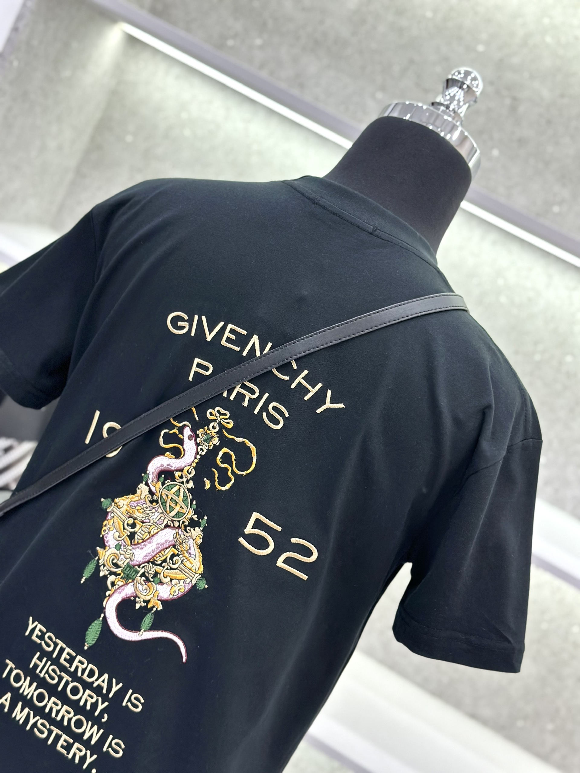 Áo phông T-shirt Givenchy GVC 1952 họa tiết Rắn thêu Like Auth on web VTN