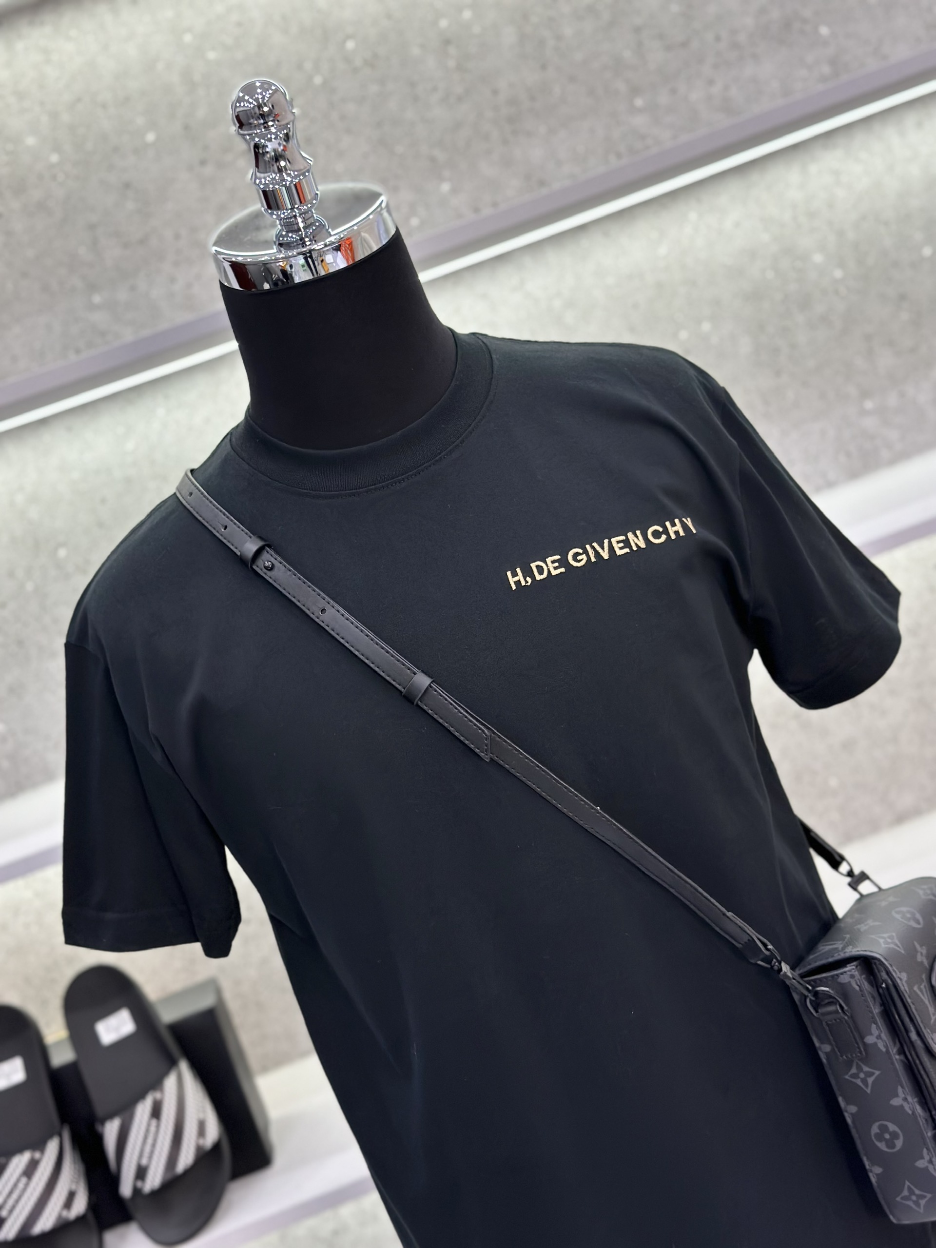 Áo phông T-shirt Givenchy GVC 1952 họa tiết Rắn thêu Like Auth on web VTN