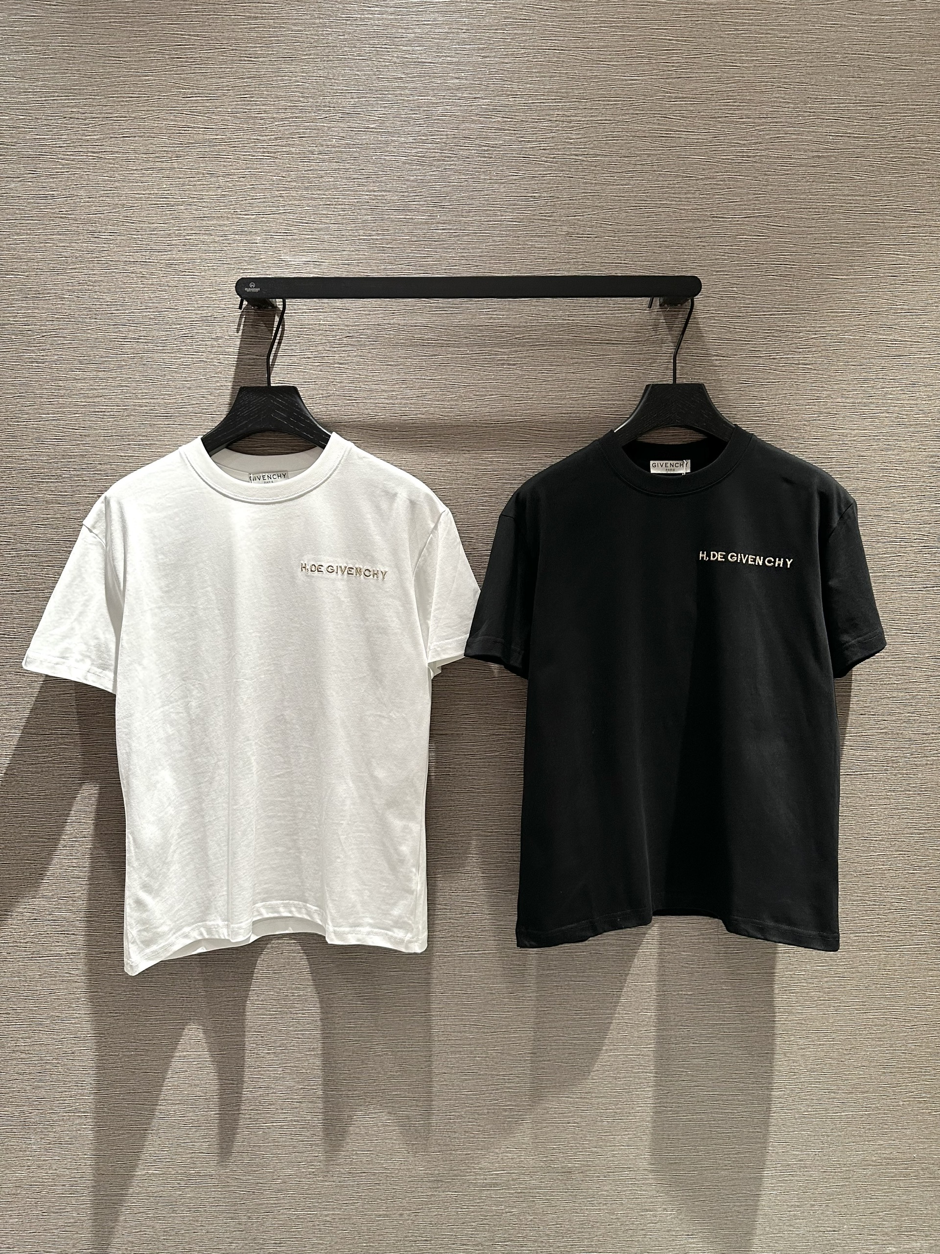 Áo phông T-shirt Givenchy GVC 1952 họa tiết Rắn thêu Like Auth on web VTN