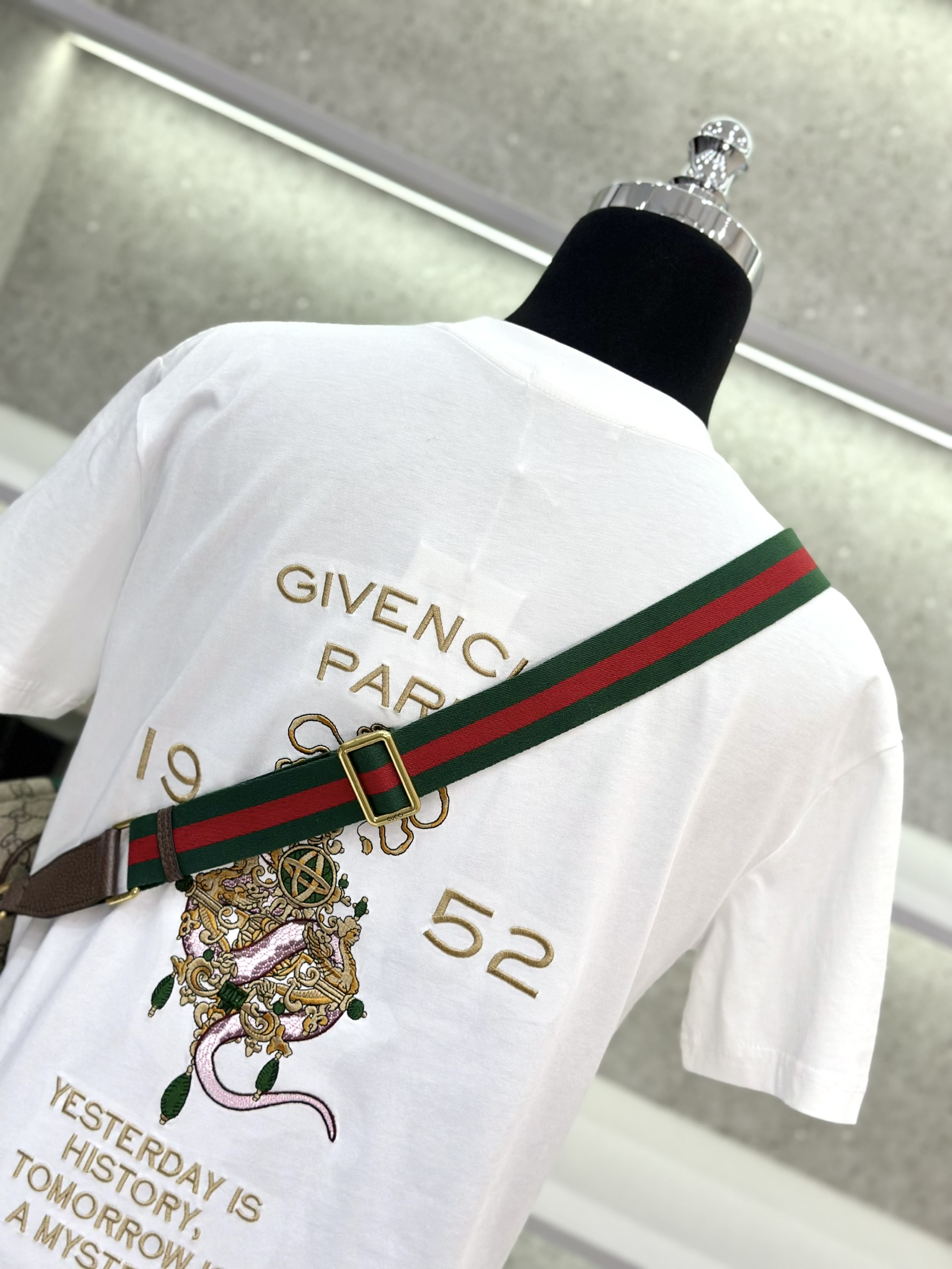 Áo phông T-shirt Givenchy GVC 1952 họa tiết Rắn thêu Like Auth on web VTN