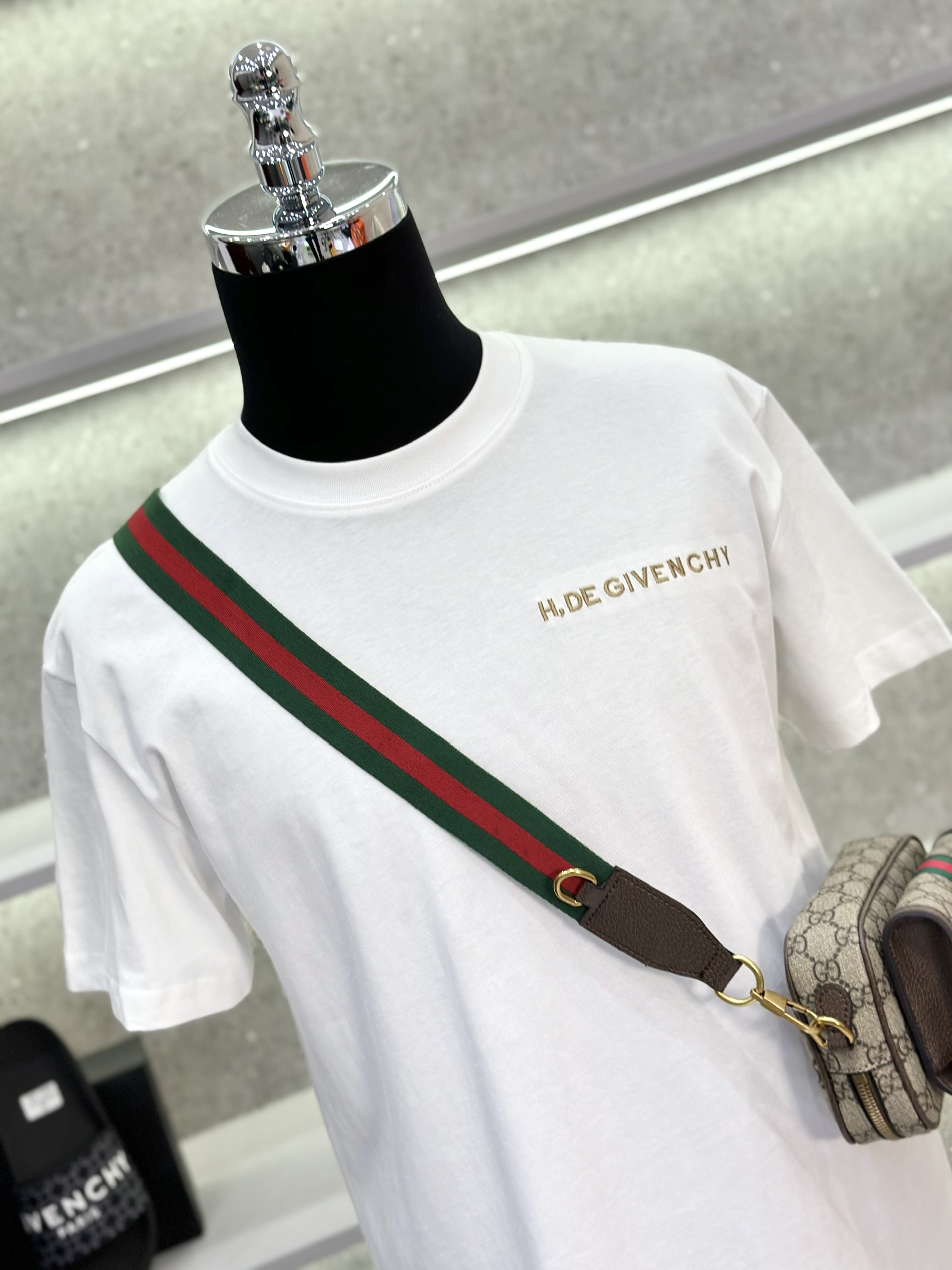 Áo phông T-shirt Givenchy GVC 1952 họa tiết Rắn thêu Like Auth on web VTN