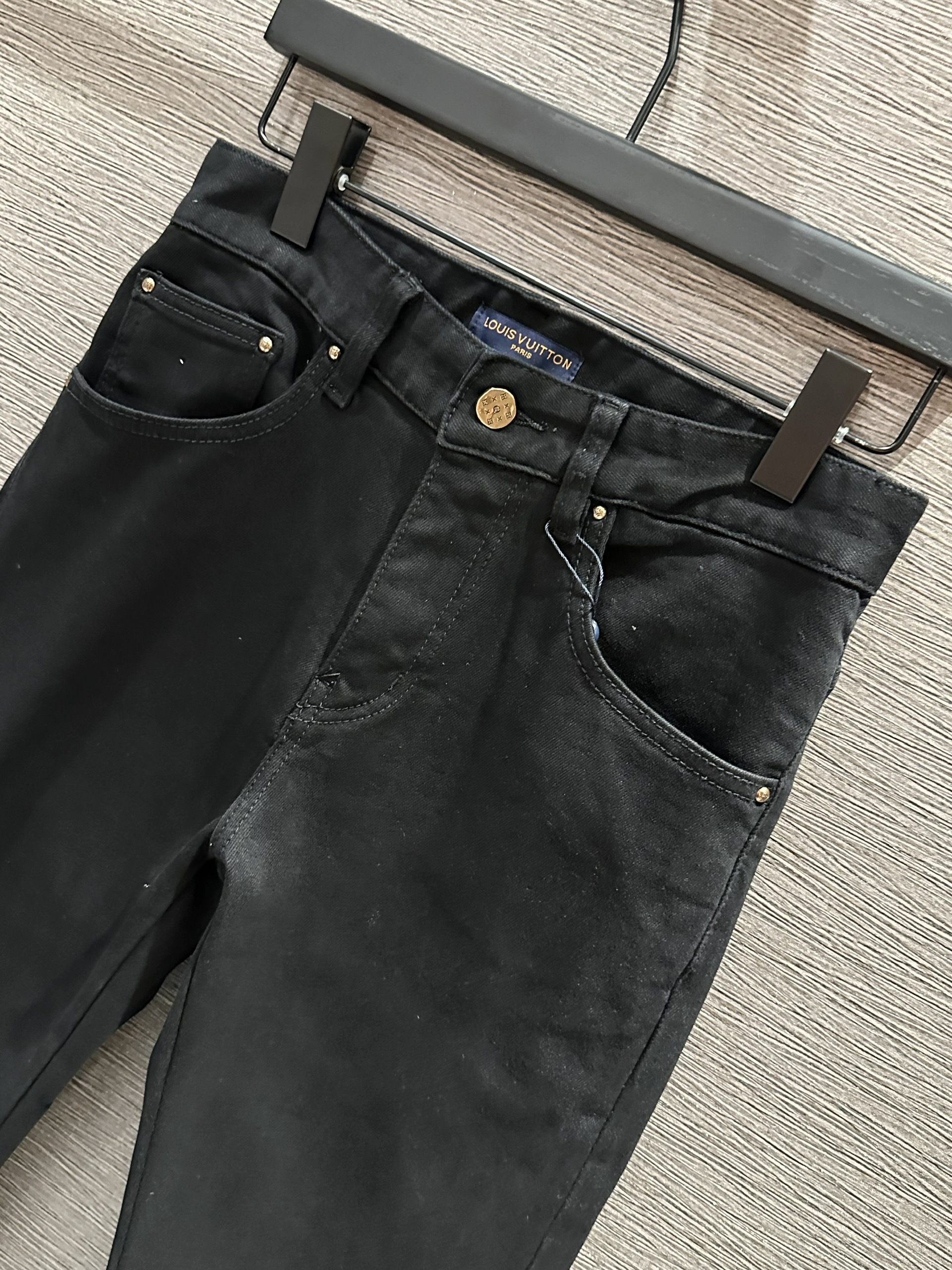 Quần Jean Louis Vuitton LV Đen logo chữ đính đá Hồng túi sau Like Auth on web VTN