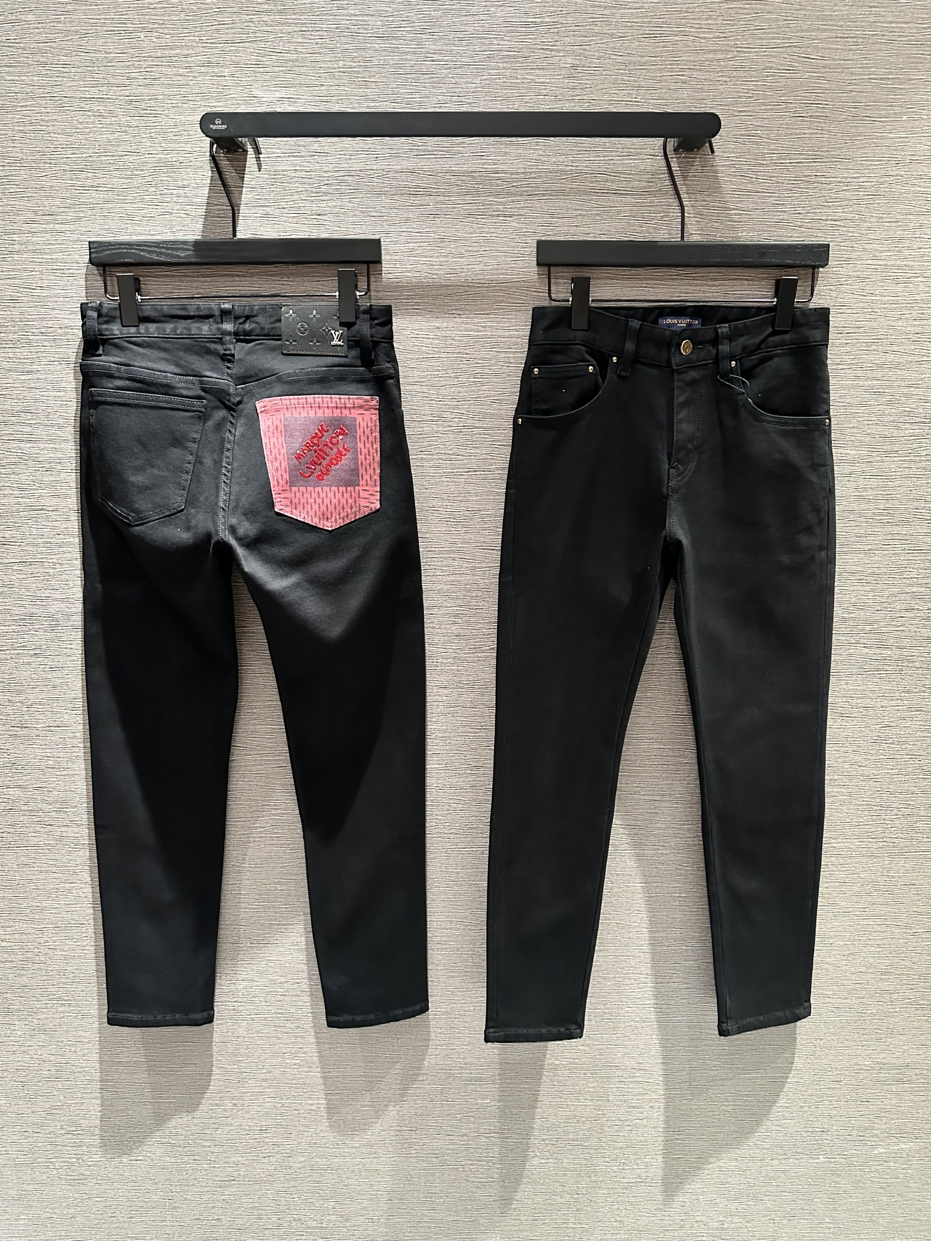 Quần Jean Louis Vuitton LV Đen logo chữ đính đá Hồng túi sau Like Auth on web VTN