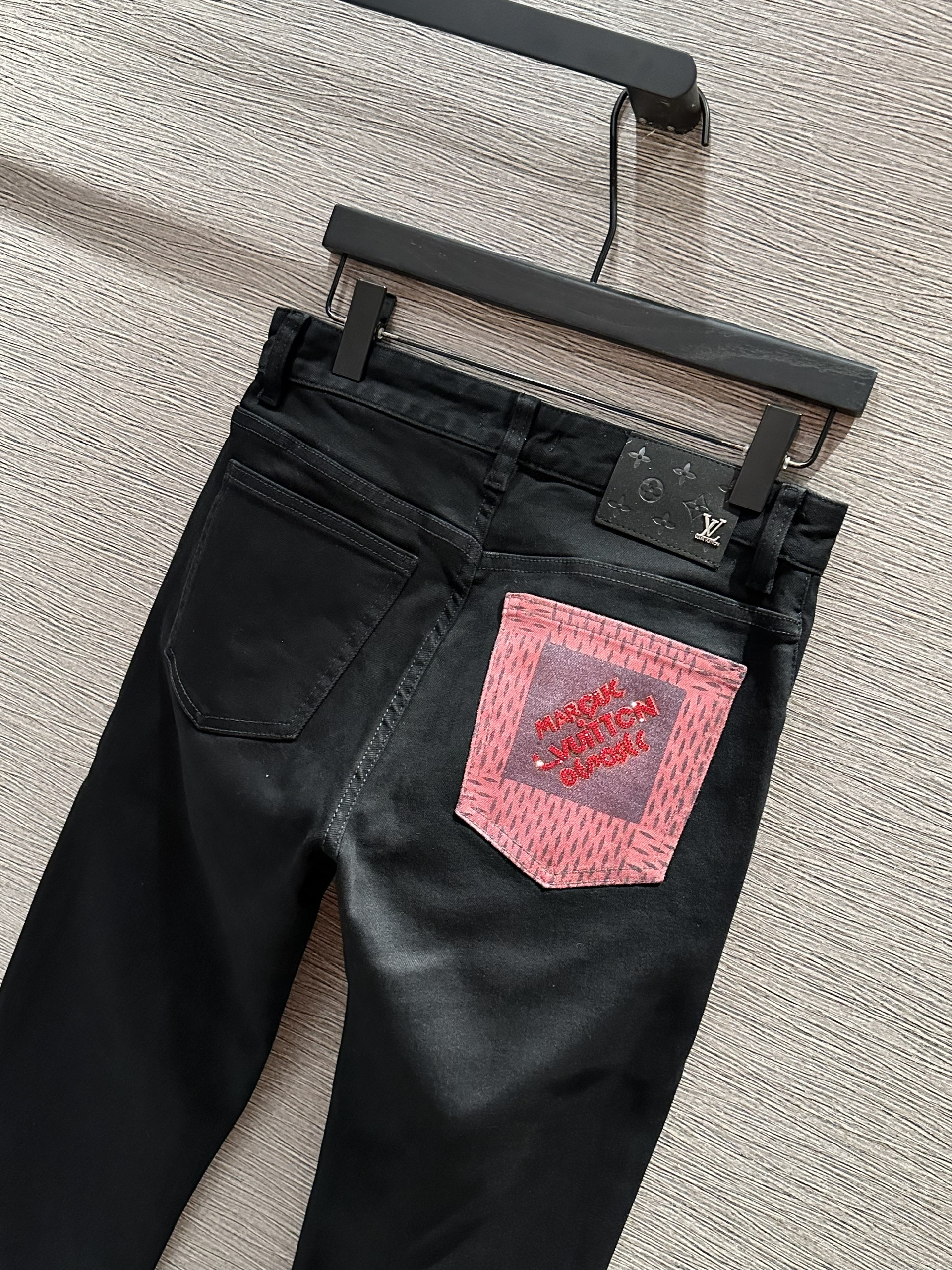 Quần Jean Louis Vuitton LV Đen logo chữ đính đá Hồng túi sau Like Auth on web VTN