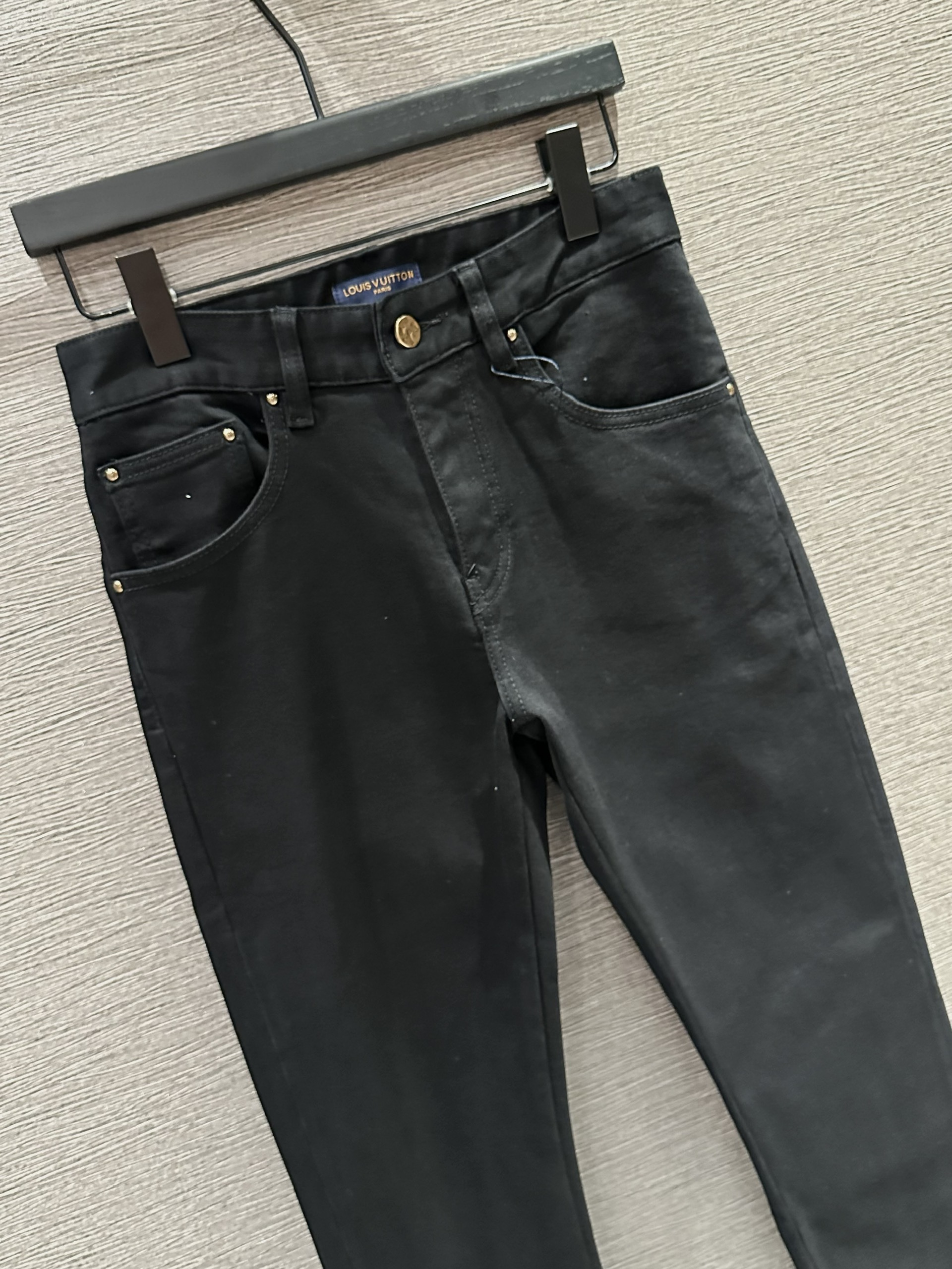 Quần Jean Louis Vuitton LV Đen logo chữ đính đá Hồng túi sau Like Auth on web VTN