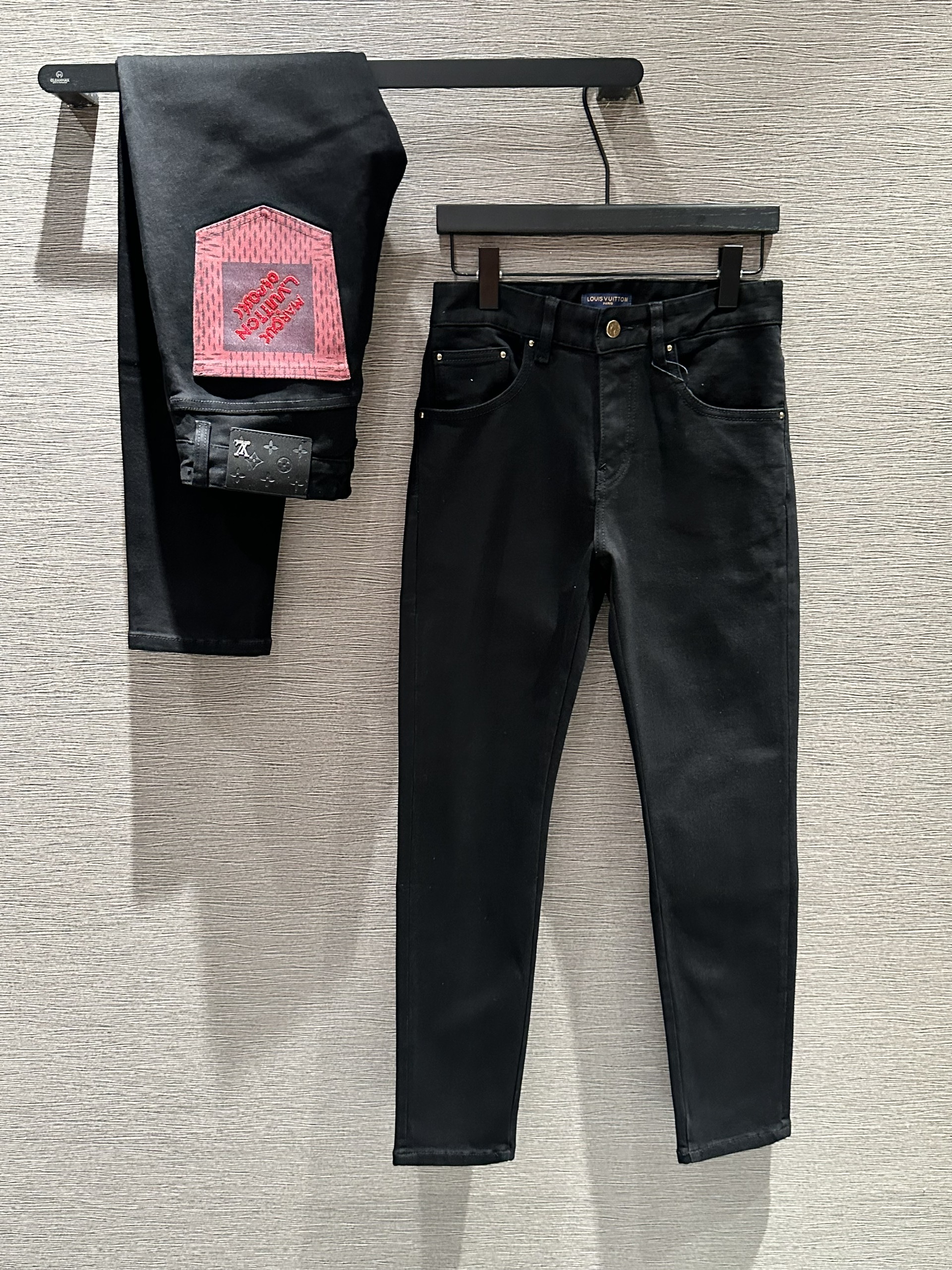 Quần Jean Louis Vuitton LV Đen logo chữ đính đá Hồng túi sau Like Auth on web VTN