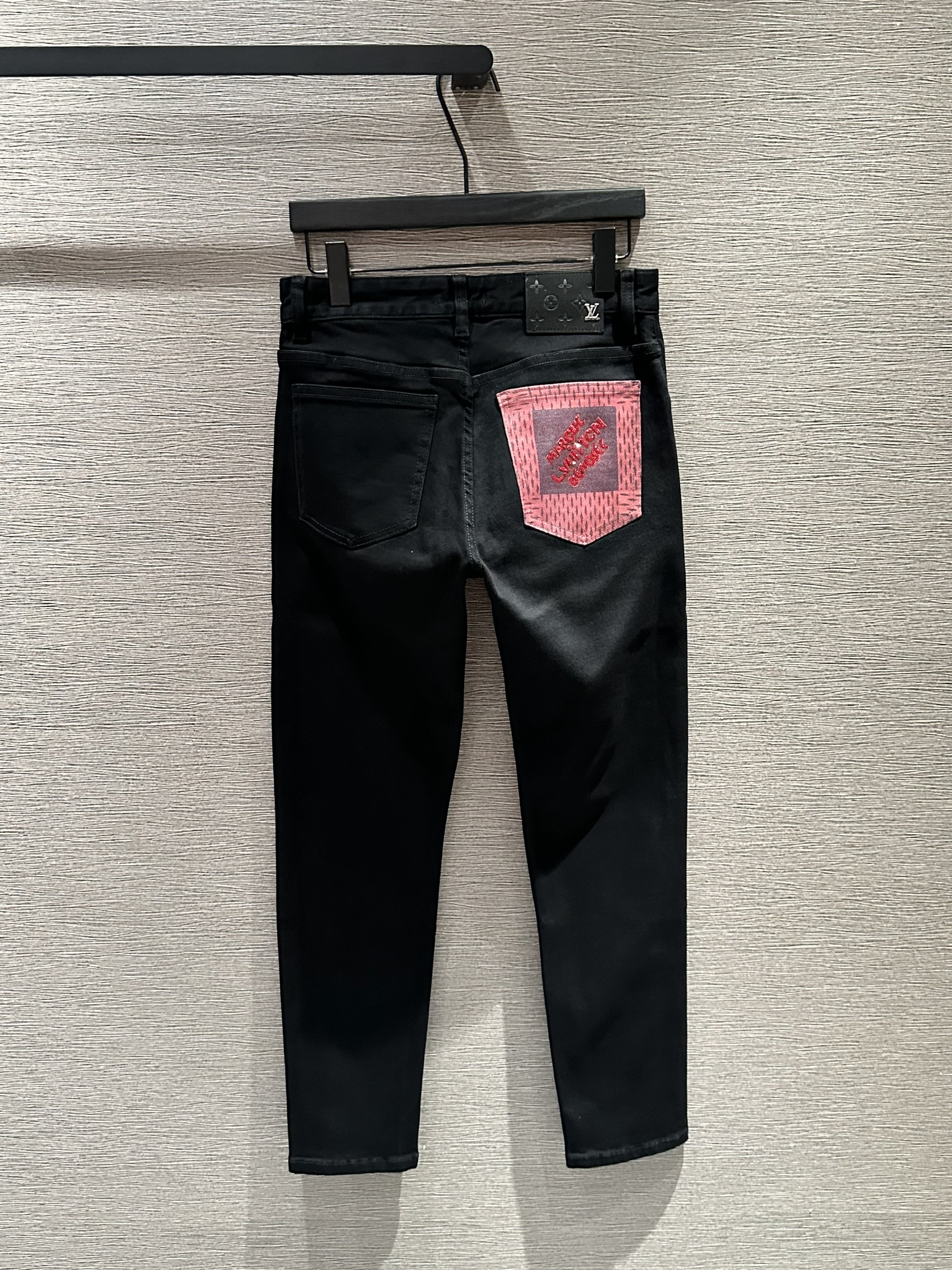 Quần Jean Louis Vuitton LV Đen logo chữ đính đá Hồng túi sau Like Auth on web VTN