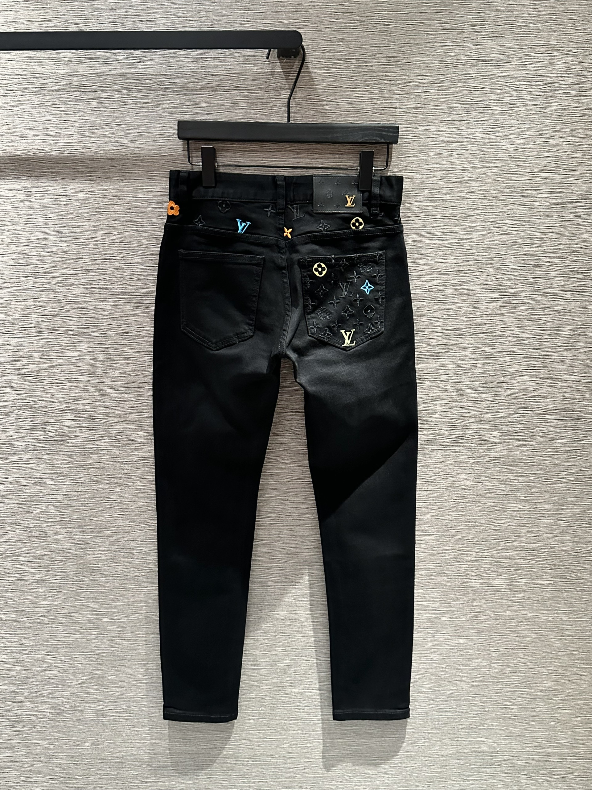 Quần Jean Louis Vuitton LV Đen họa tiết hoa vân logo LV thêu cạp túi Like Auth on web VTN