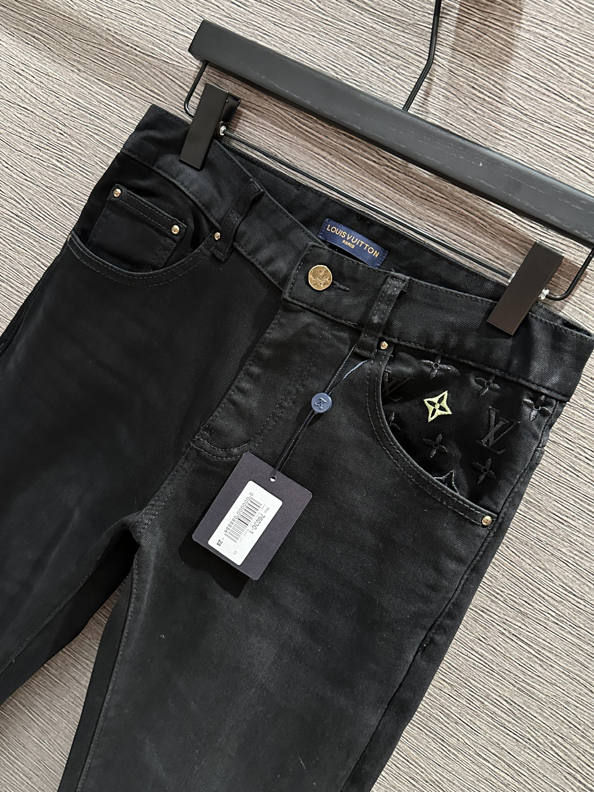 Quần Jean Louis Vuitton LV Đen họa tiết hoa vân logo LV thêu cạp túi Like Auth on web VTN