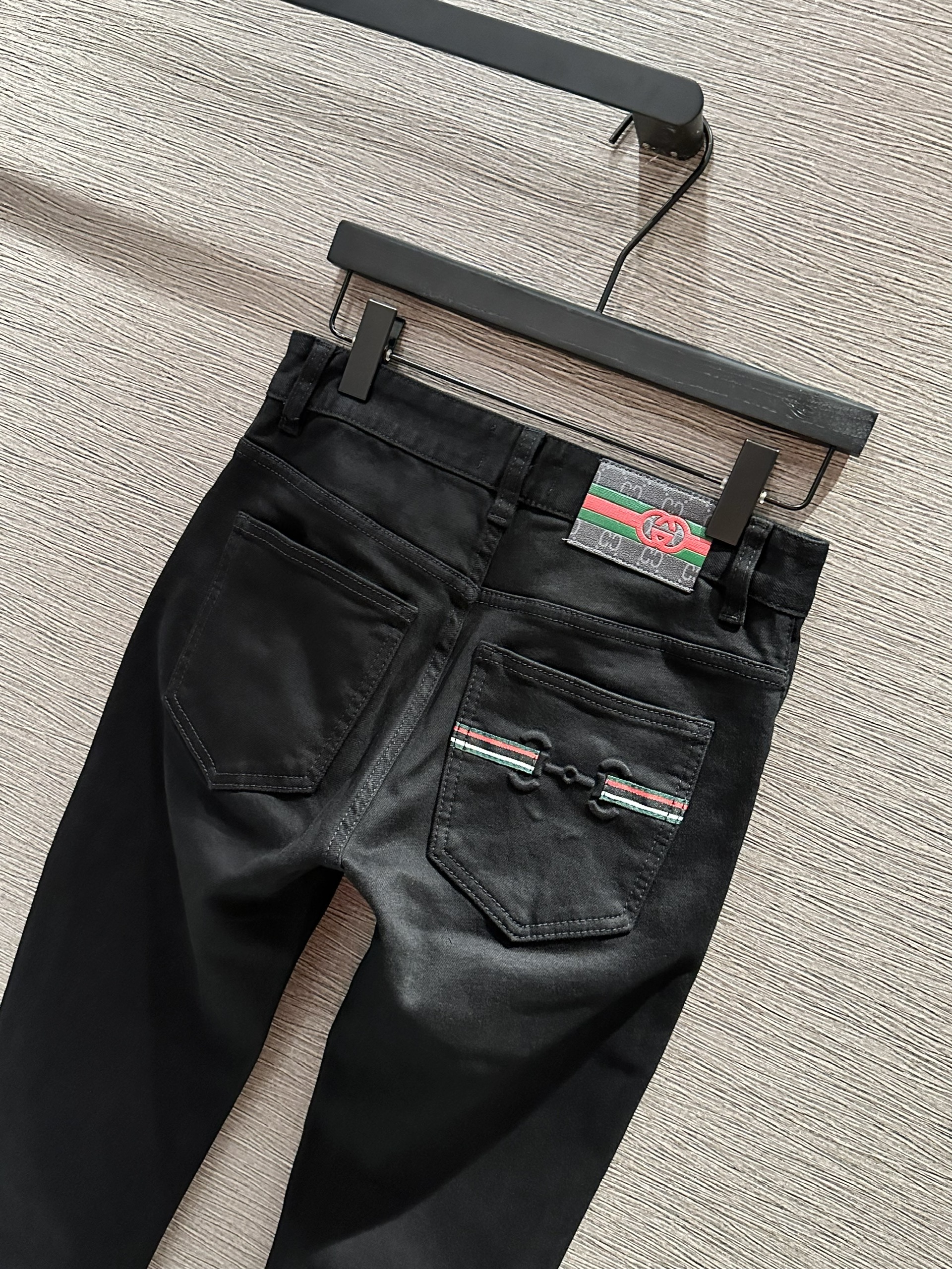 Quần Jean Gucci GC Đen rách xước kẻ sọc màu logo nổi túi Like Auth on web VTN