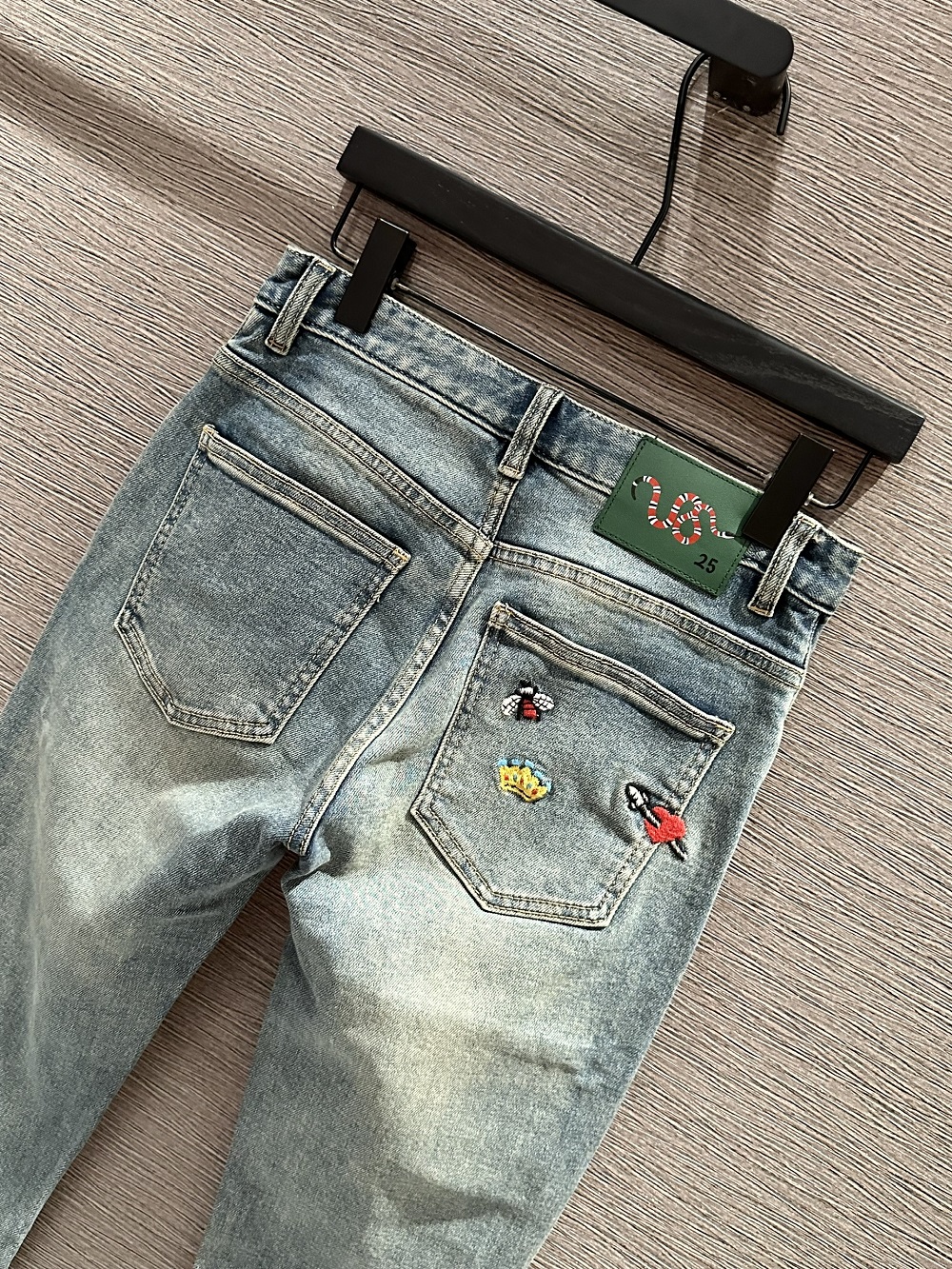 Quần Jean Gucci GC Xanh nhạt họa tiết Ong Rắn thêu túi Like Auth on web VTN