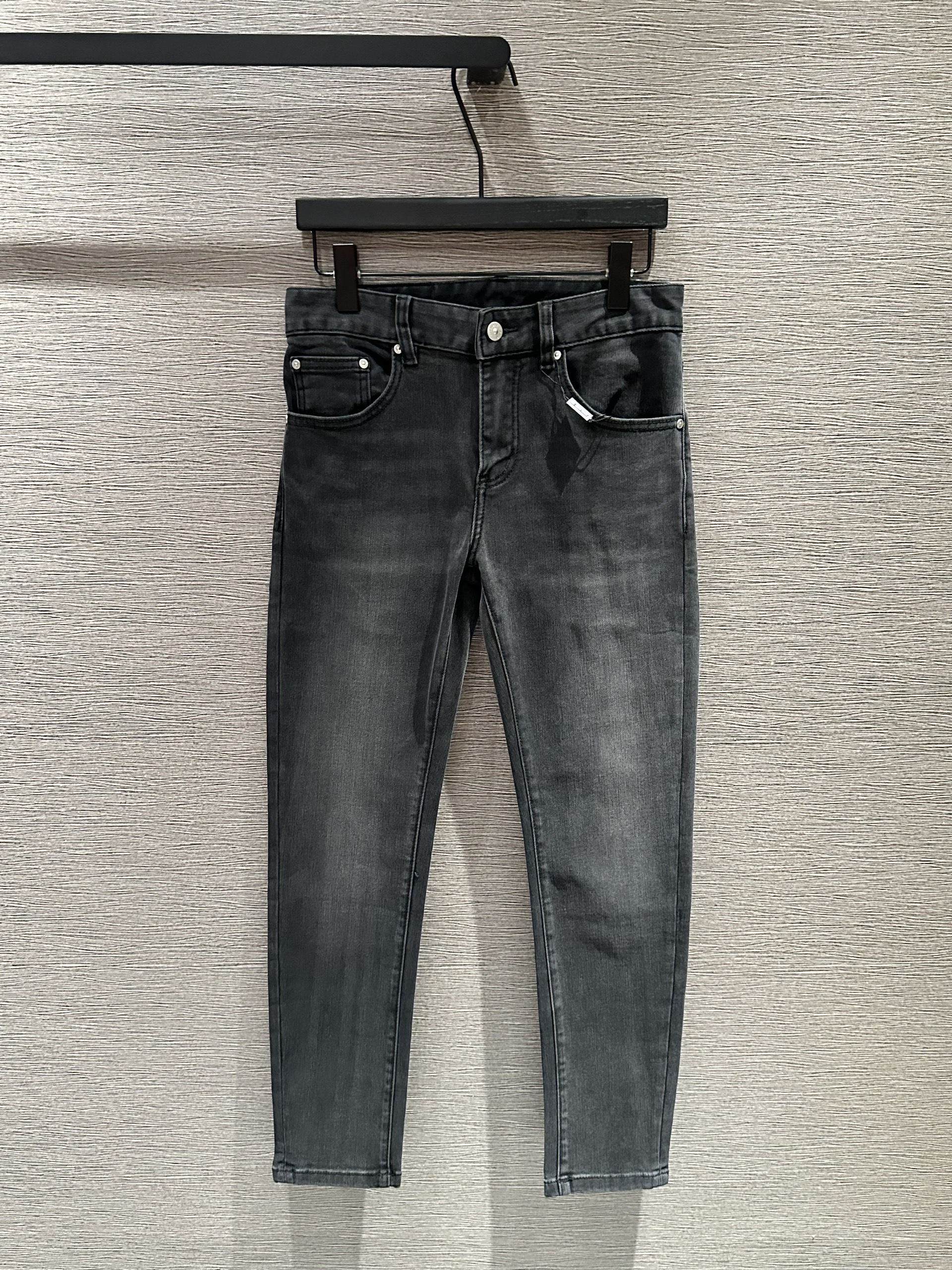 Quần Jean Burberry BBR Xám logo chữ dập nổi túi sau Like Auth on web VTN
