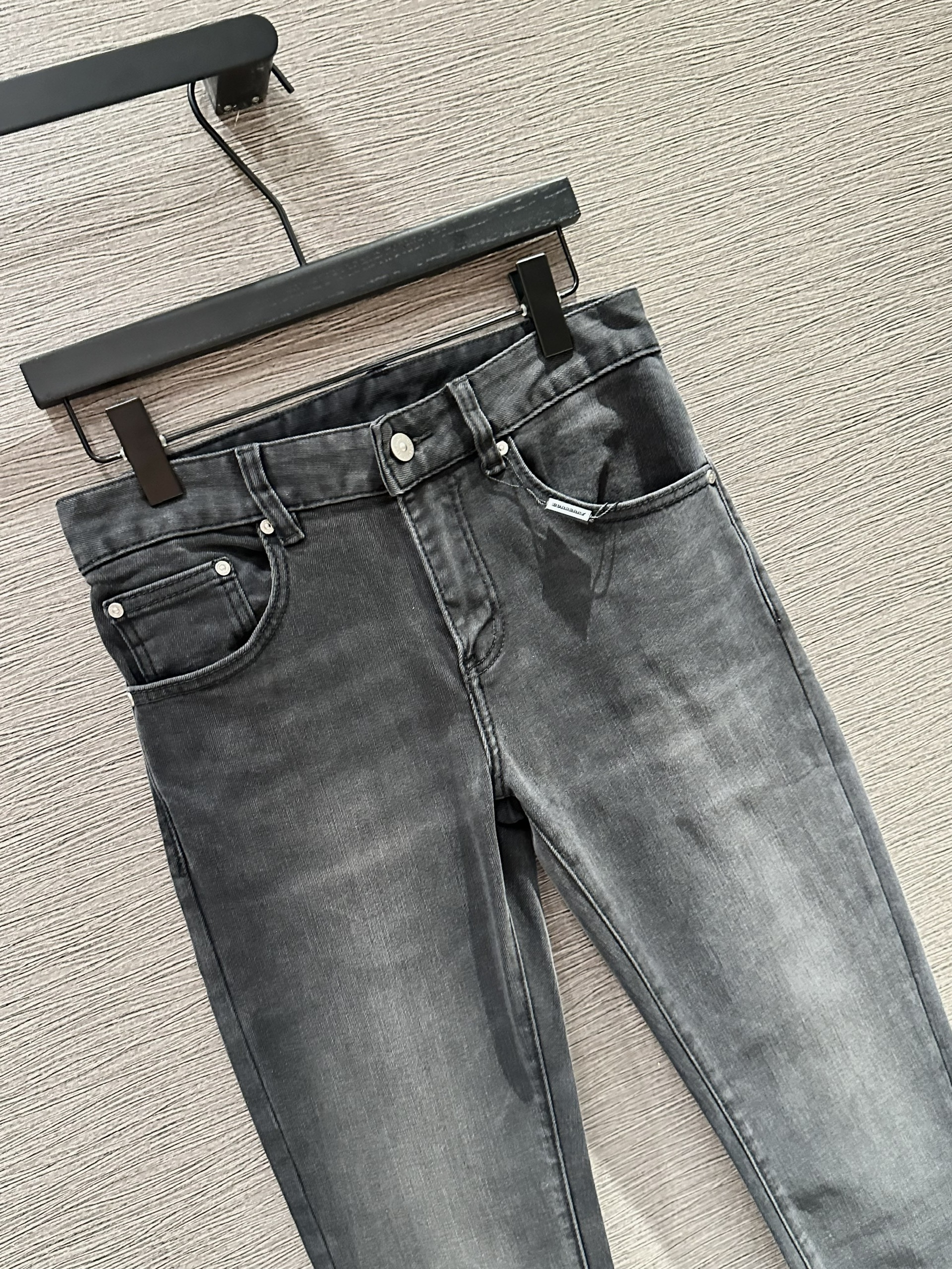 Quần Jean Burberry BBR Xám logo chữ dập nổi túi sau Like Auth on web VTN