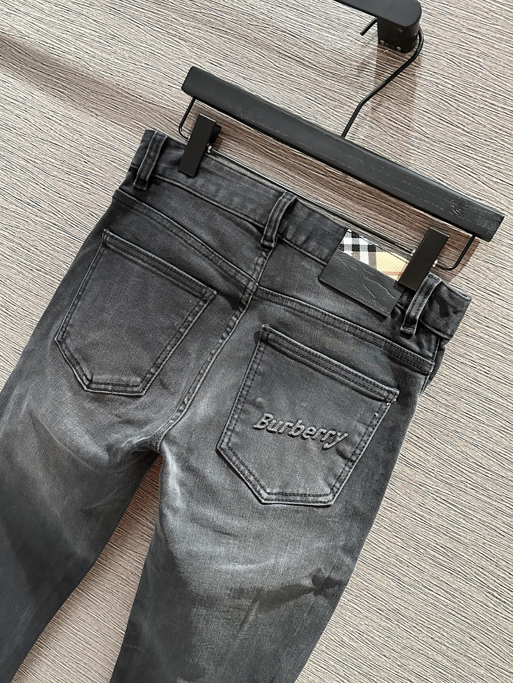Quần Jean Burberry BBR Xám logo chữ dập nổi túi sau Like Auth on web VTN