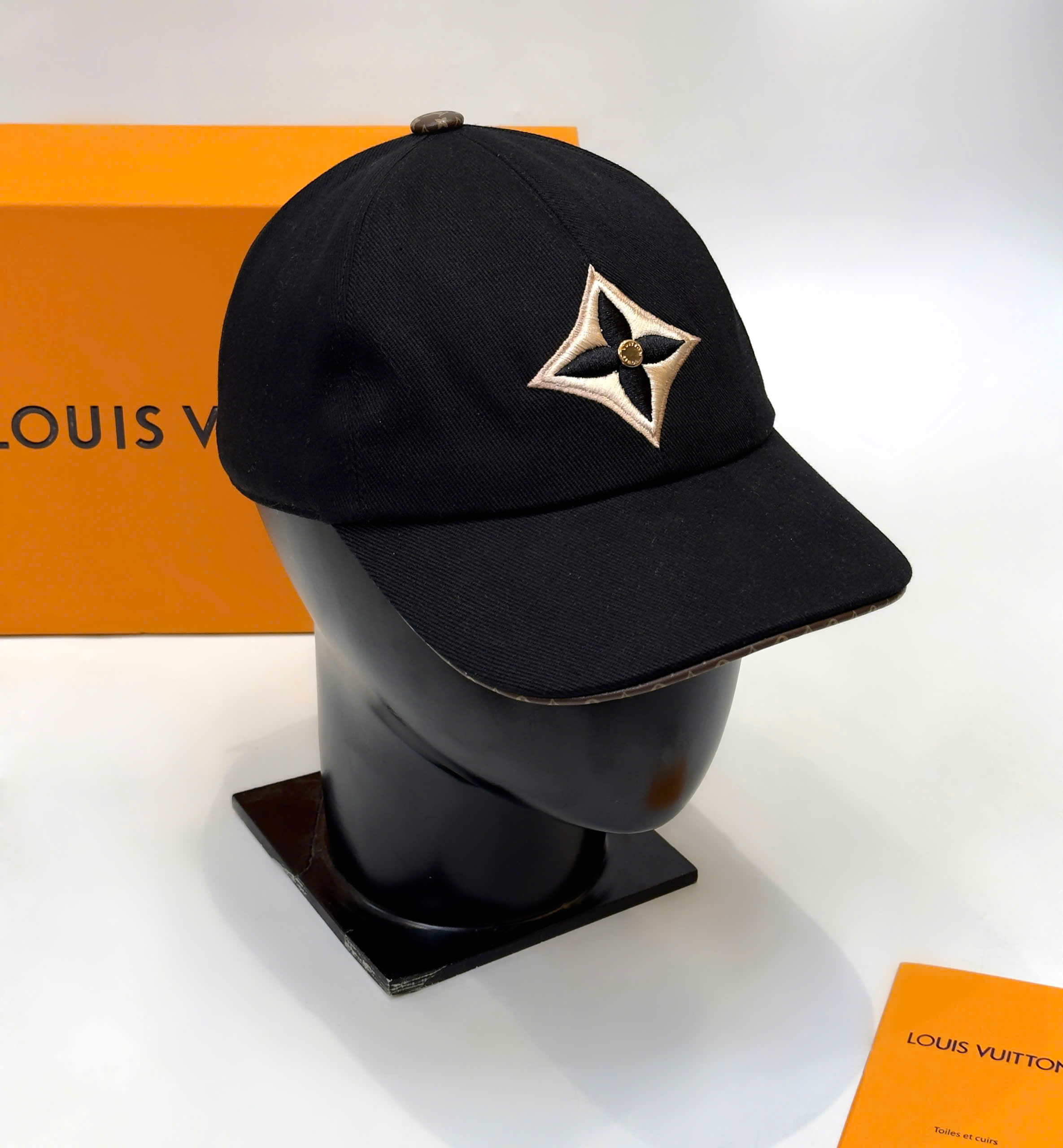 Mũ lưỡi trai, nón kết Louis Vuitton LV hoa vân thêu Like Auth fullbox DDT