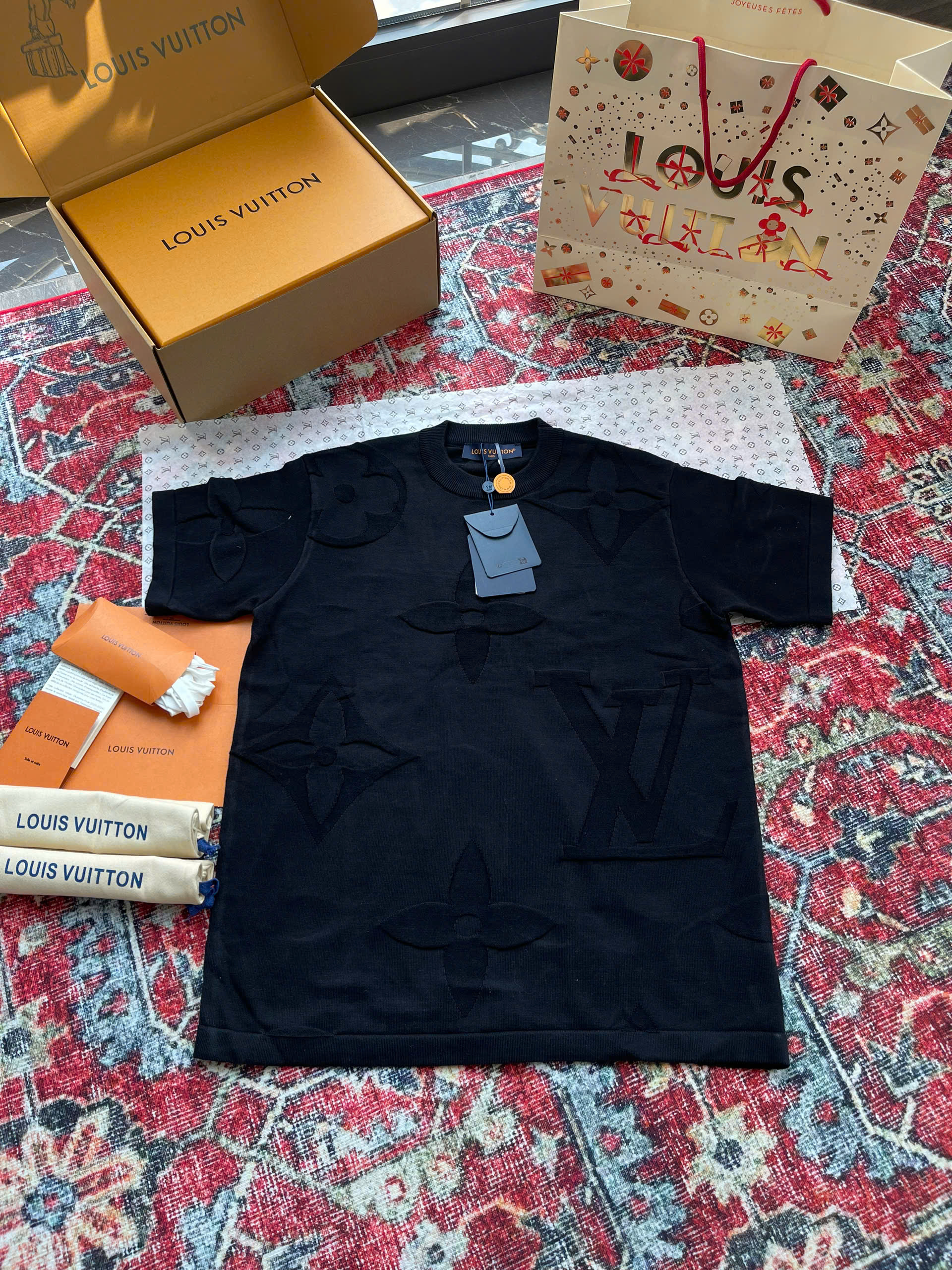 Áo phông T-shirt len Louis Vuitton LV Đen họa tiết hoa vân logo LV dập chìm Like Auth on web NV