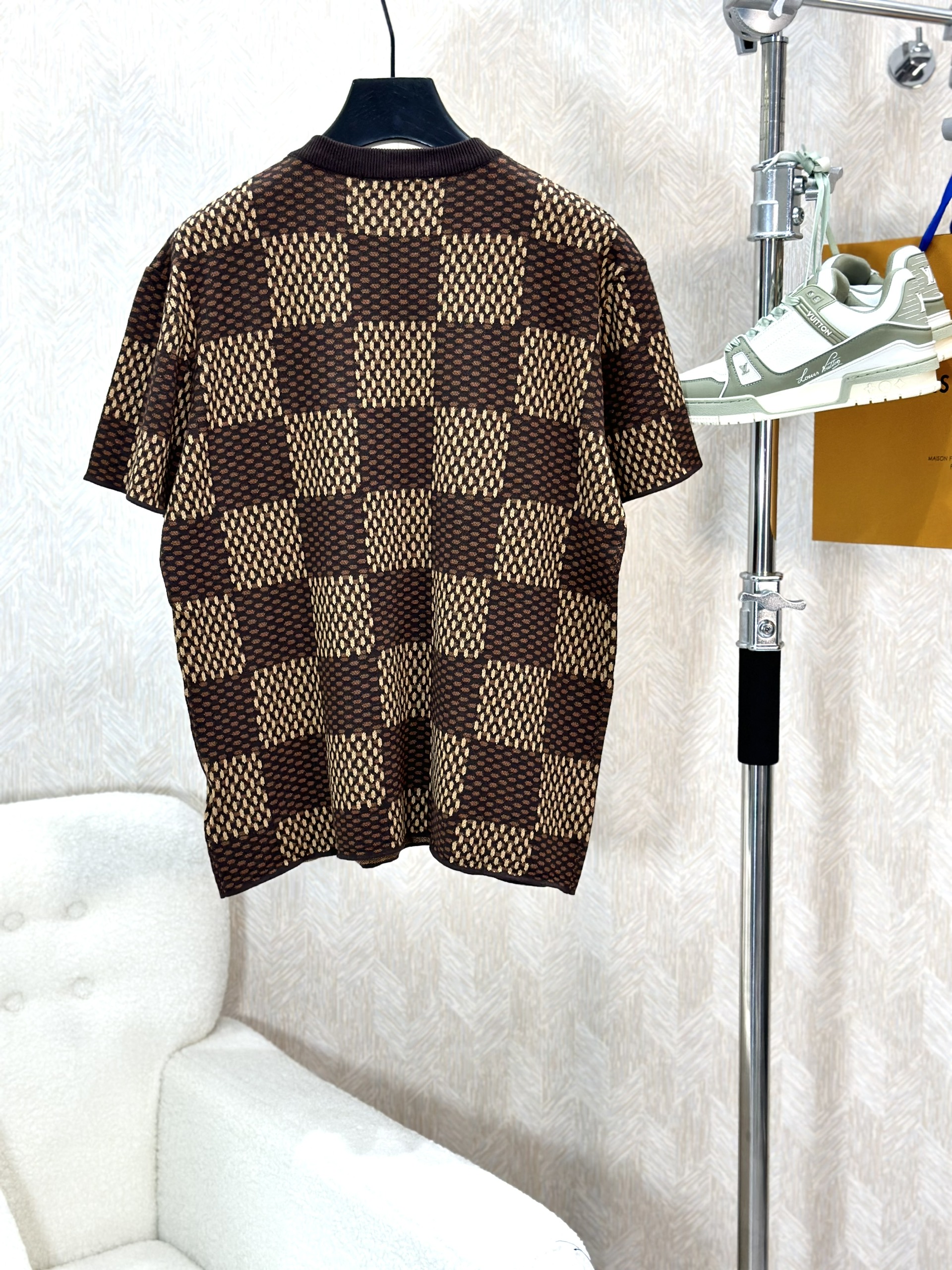 Áo phông T-shirt len Louis Vuitton LV Nâu họa tiết caro logo LV đính đá thêu ngực Like Auth on web VTN