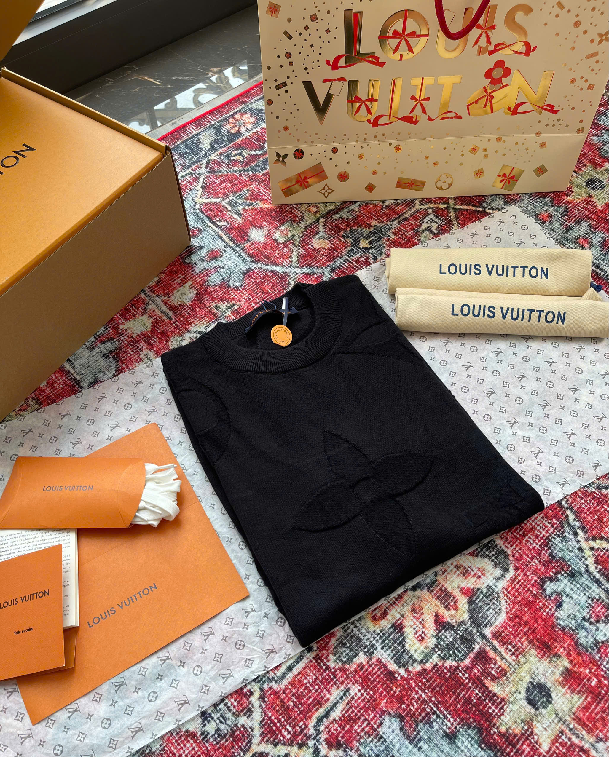 Áo phông T-shirt len Louis Vuitton LV Đen họa tiết hoa vân logo LV dập chìm Like Auth on web NV