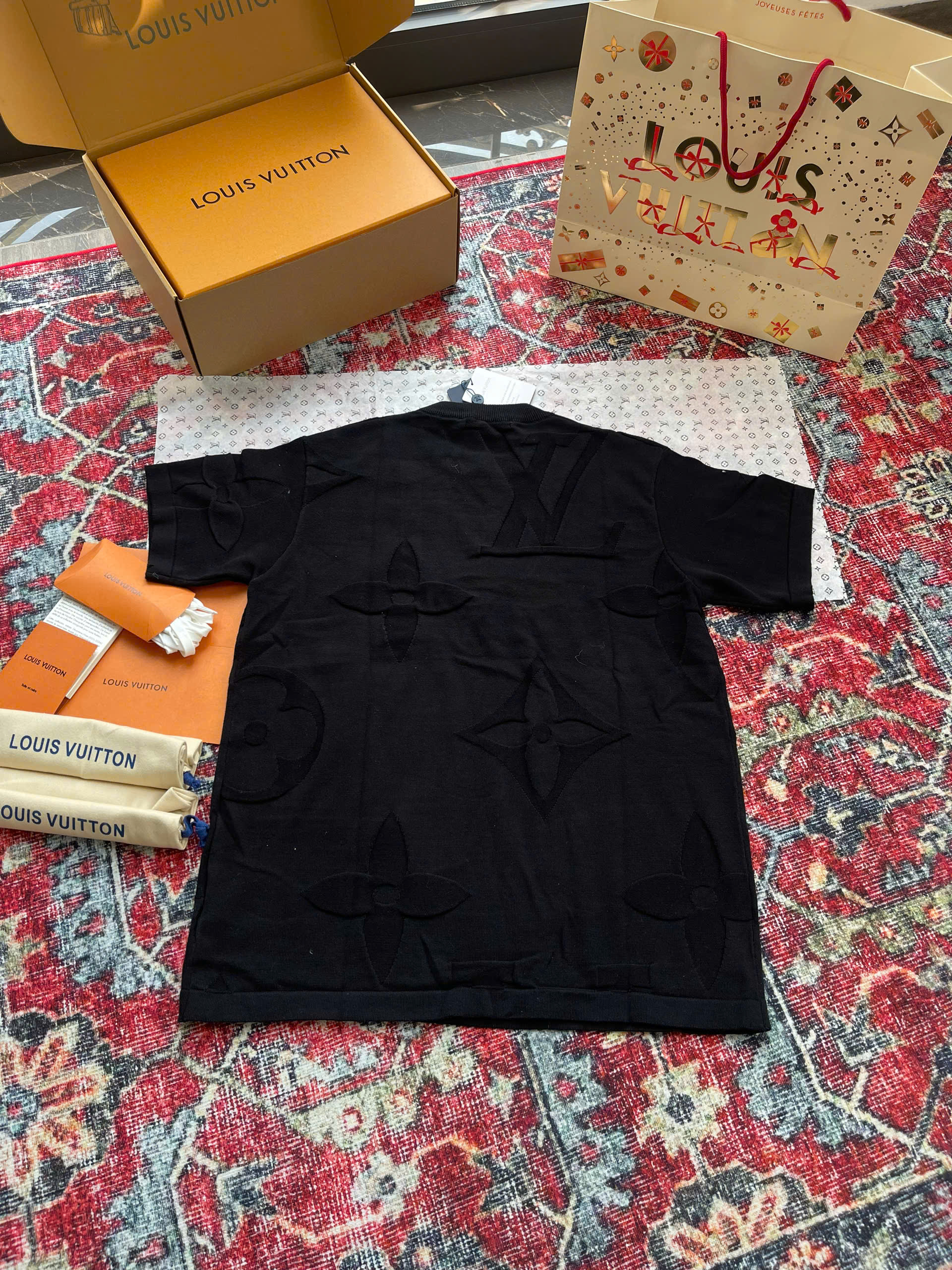 Áo phông T-shirt len Louis Vuitton LV Đen họa tiết hoa vân logo LV dập chìm Like Auth on web NV
