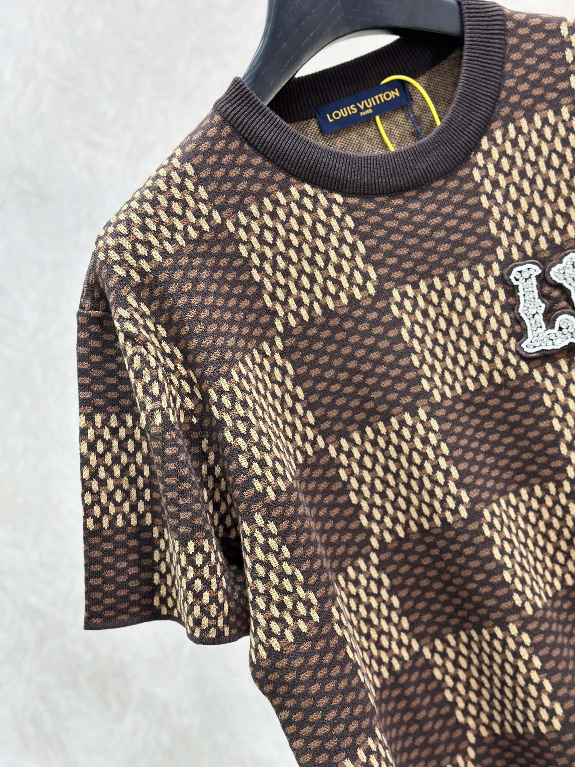 Áo phông T-shirt len Louis Vuitton LV Nâu họa tiết caro logo LV đính đá thêu ngực Like Auth on web VTN