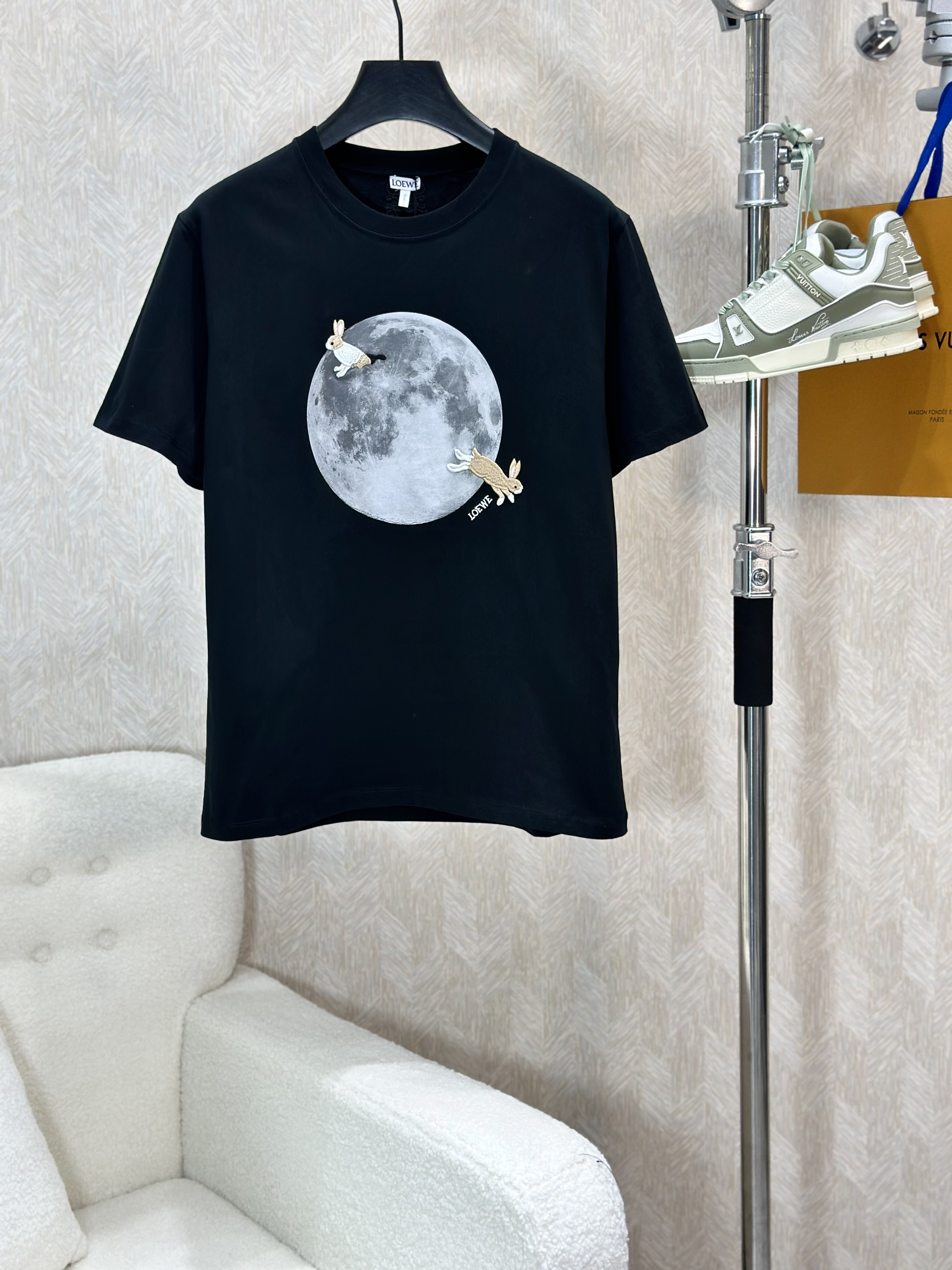Áo phông T-shirt Loewe Đen họa tiết mặt trắng Thỏ thêu Like Auth on web VTN