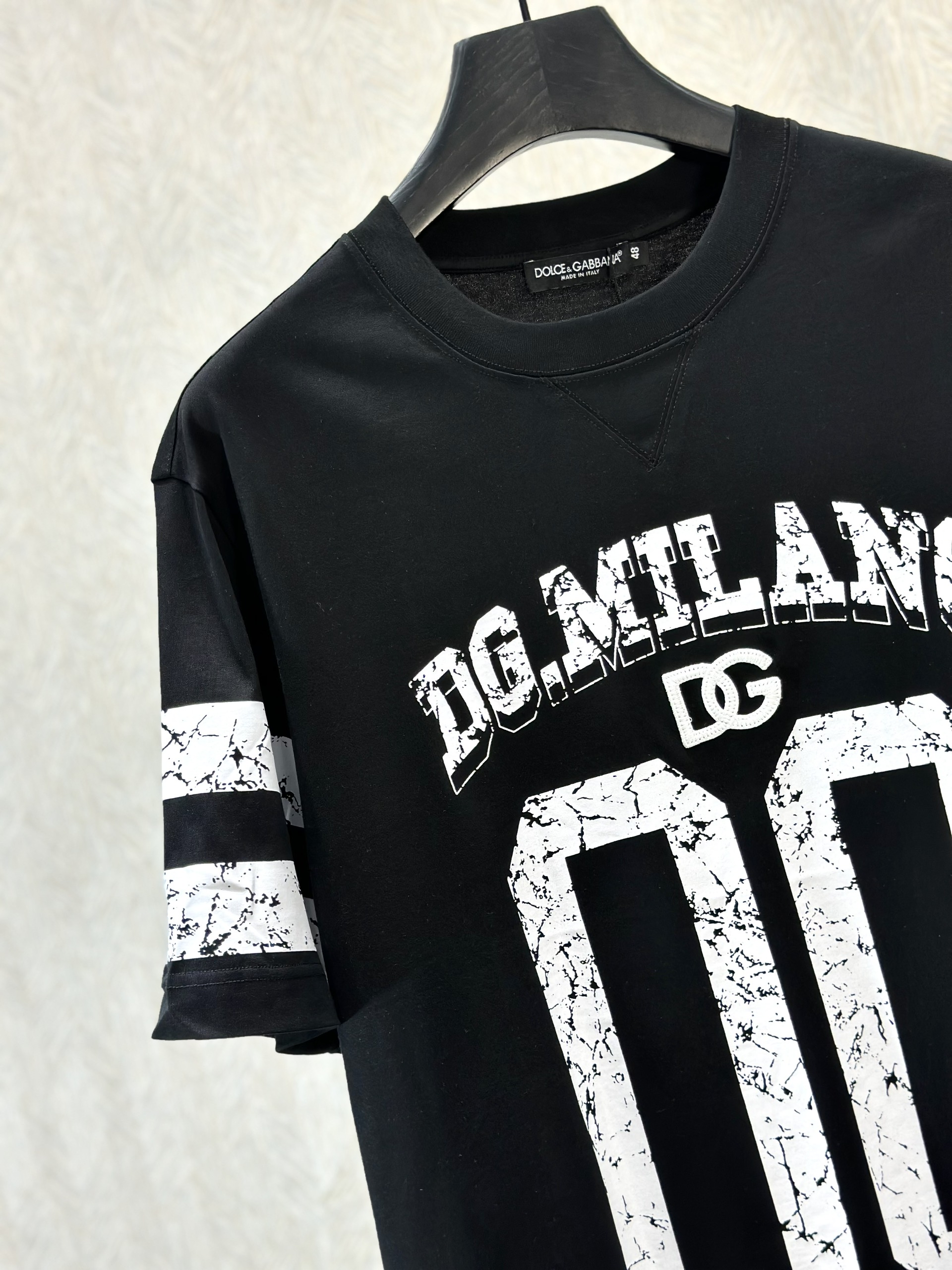 Áo phông T-shirt Dolce Gabbana DG Đen logo chữ số 00 kẻ sọc tay Trắng Like Auth on web VTN