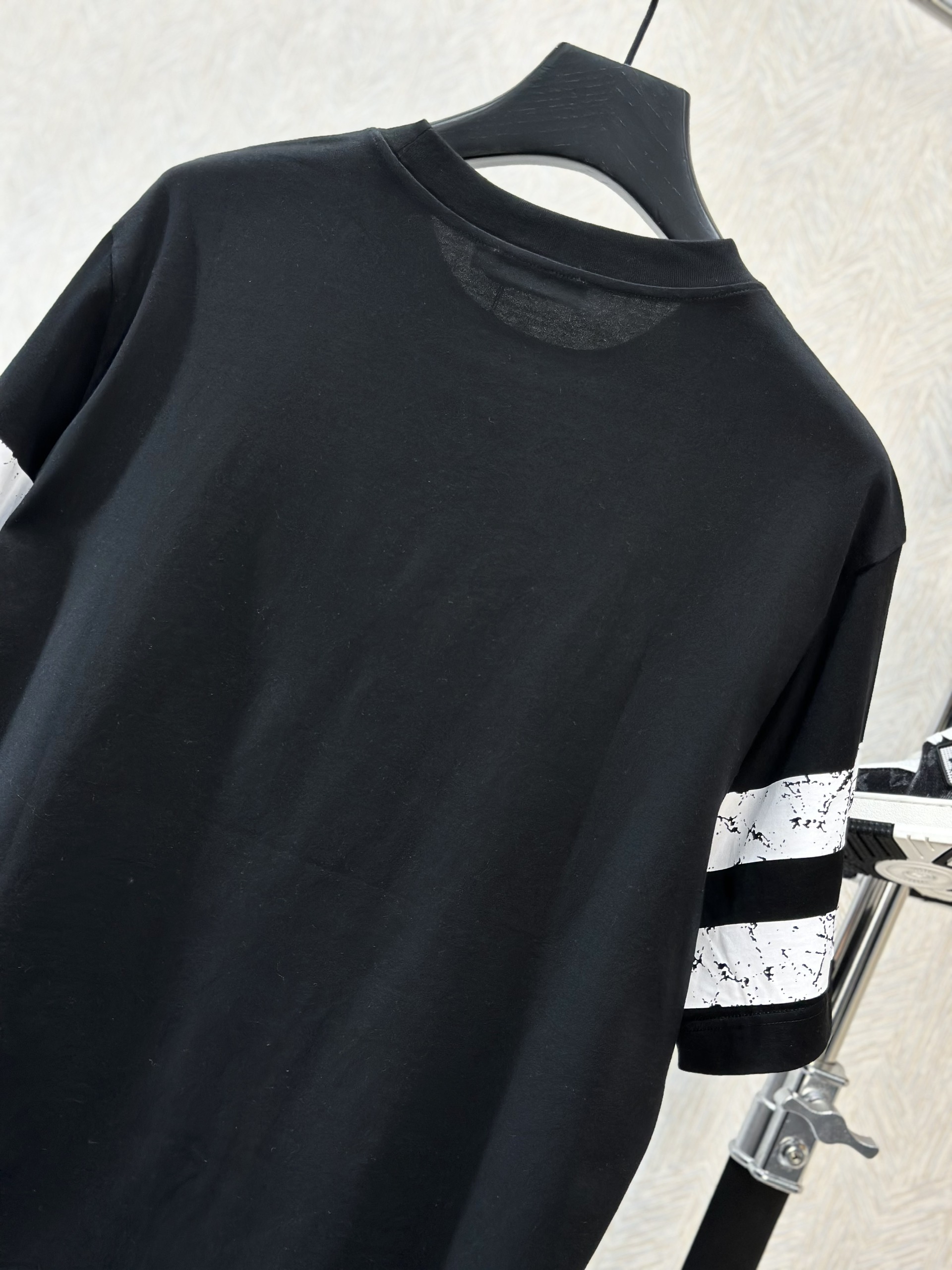 Áo phông T-shirt Dolce Gabbana DG Đen logo chữ số 00 kẻ sọc tay Trắng Like Auth on web VTN