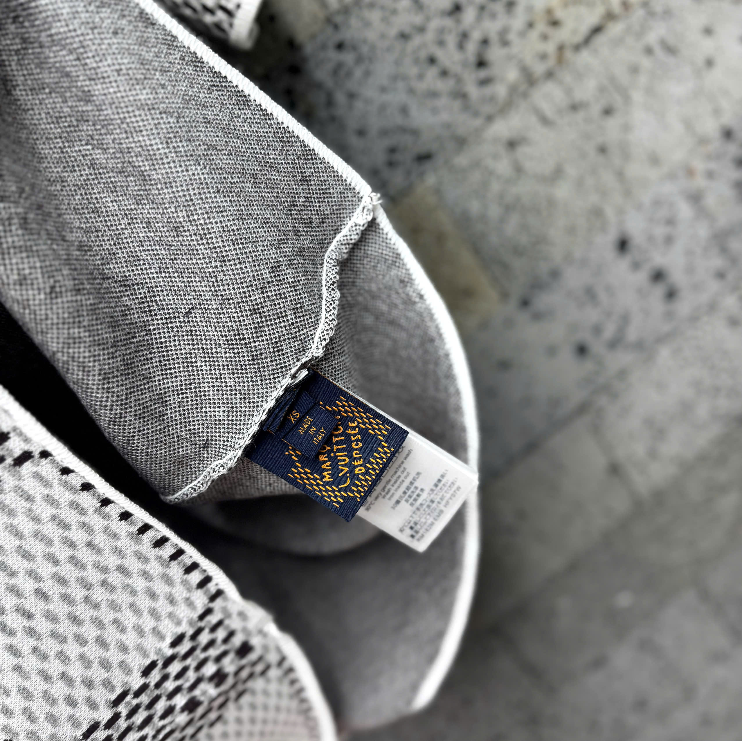 Áo phông T-shirt len Louis Vuitton LV Trắng họa tiết chấm ô phối Đen Like Auth on web VTN