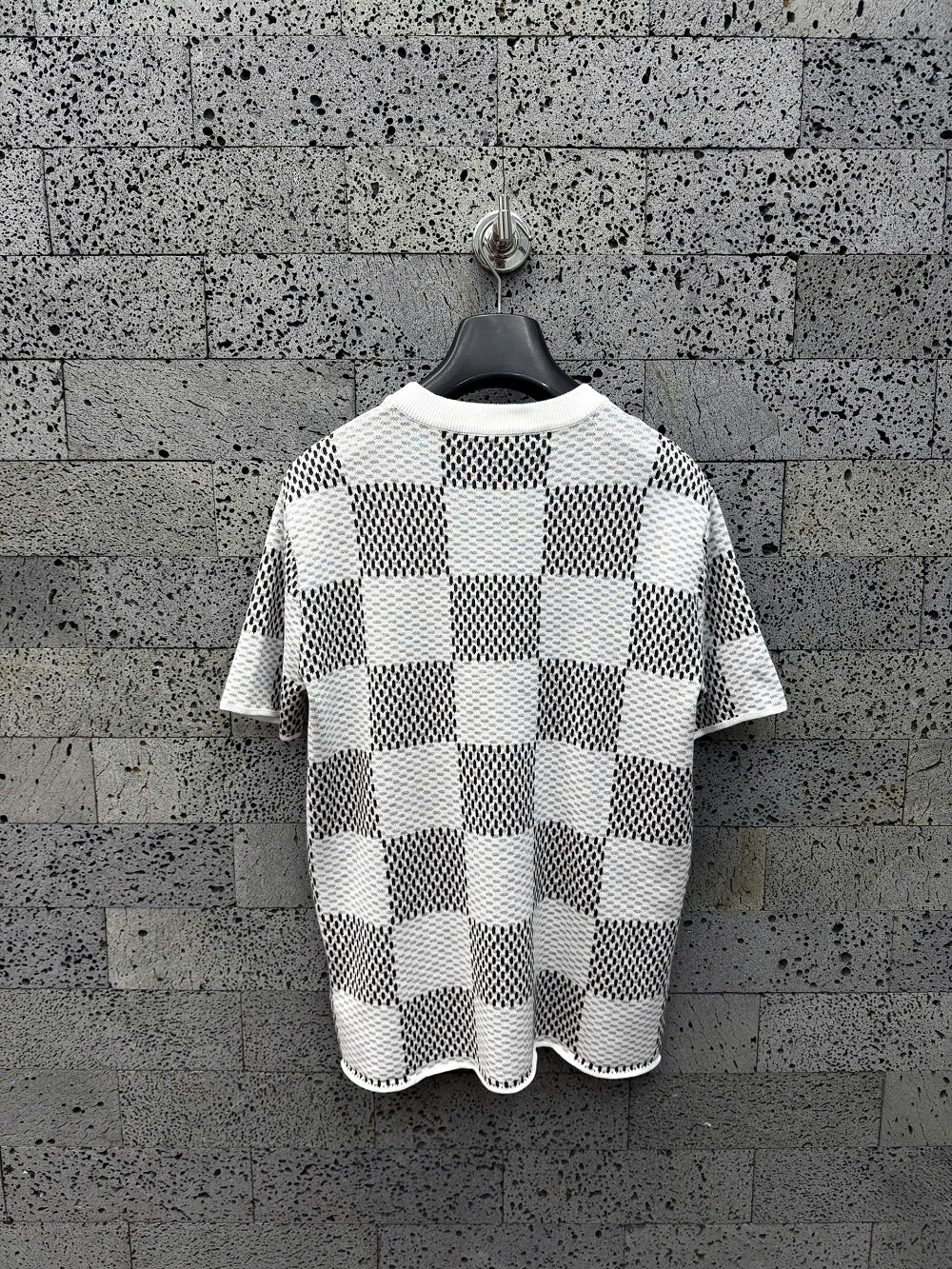 Áo phông T-shirt len Louis Vuitton LV Trắng họa tiết chấm ô phối Đen Like Auth on web VTN