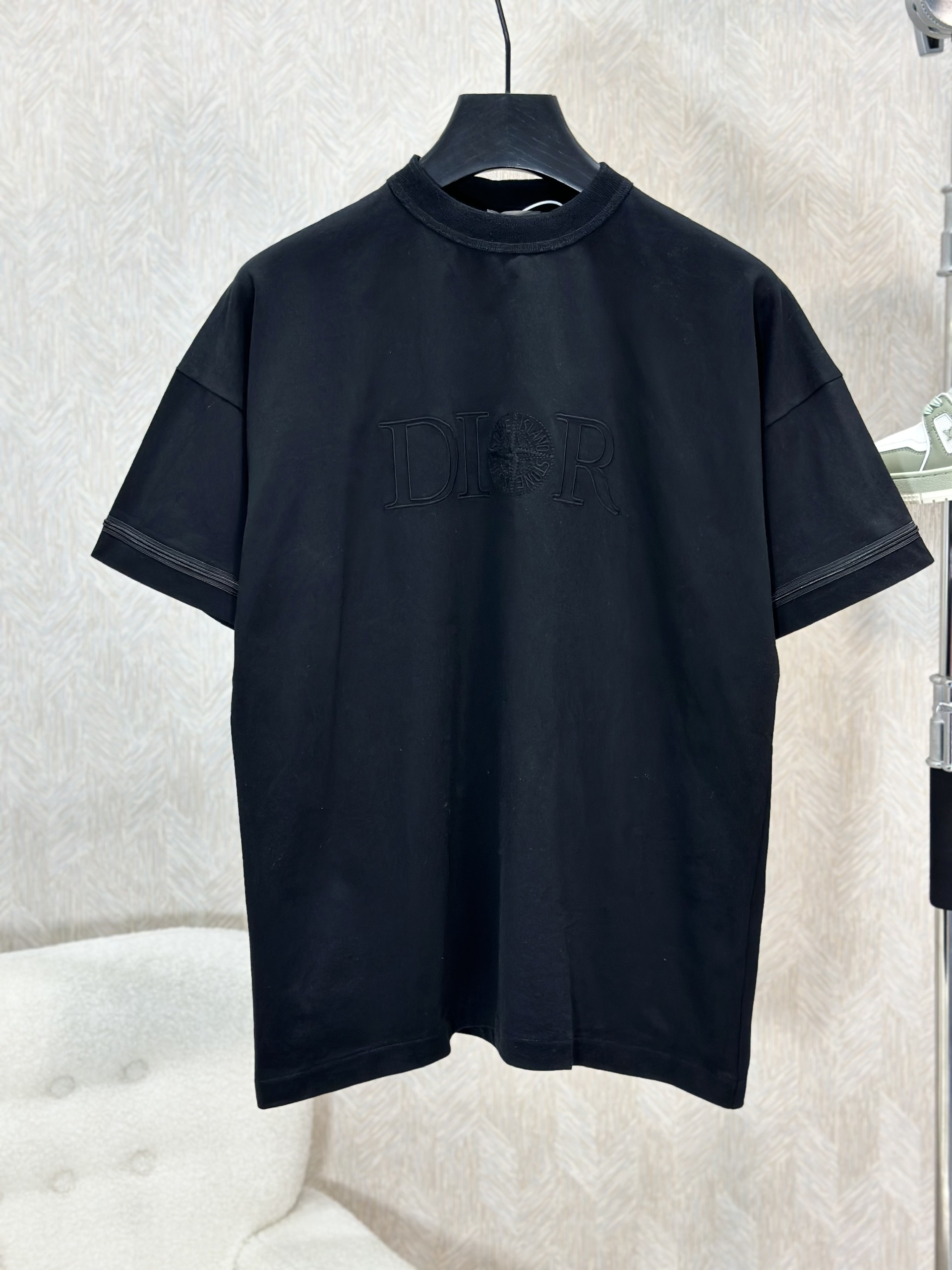 Áo phông T-shirt Dior Đen logo chữ thêu ngực Like Auth on web VTN