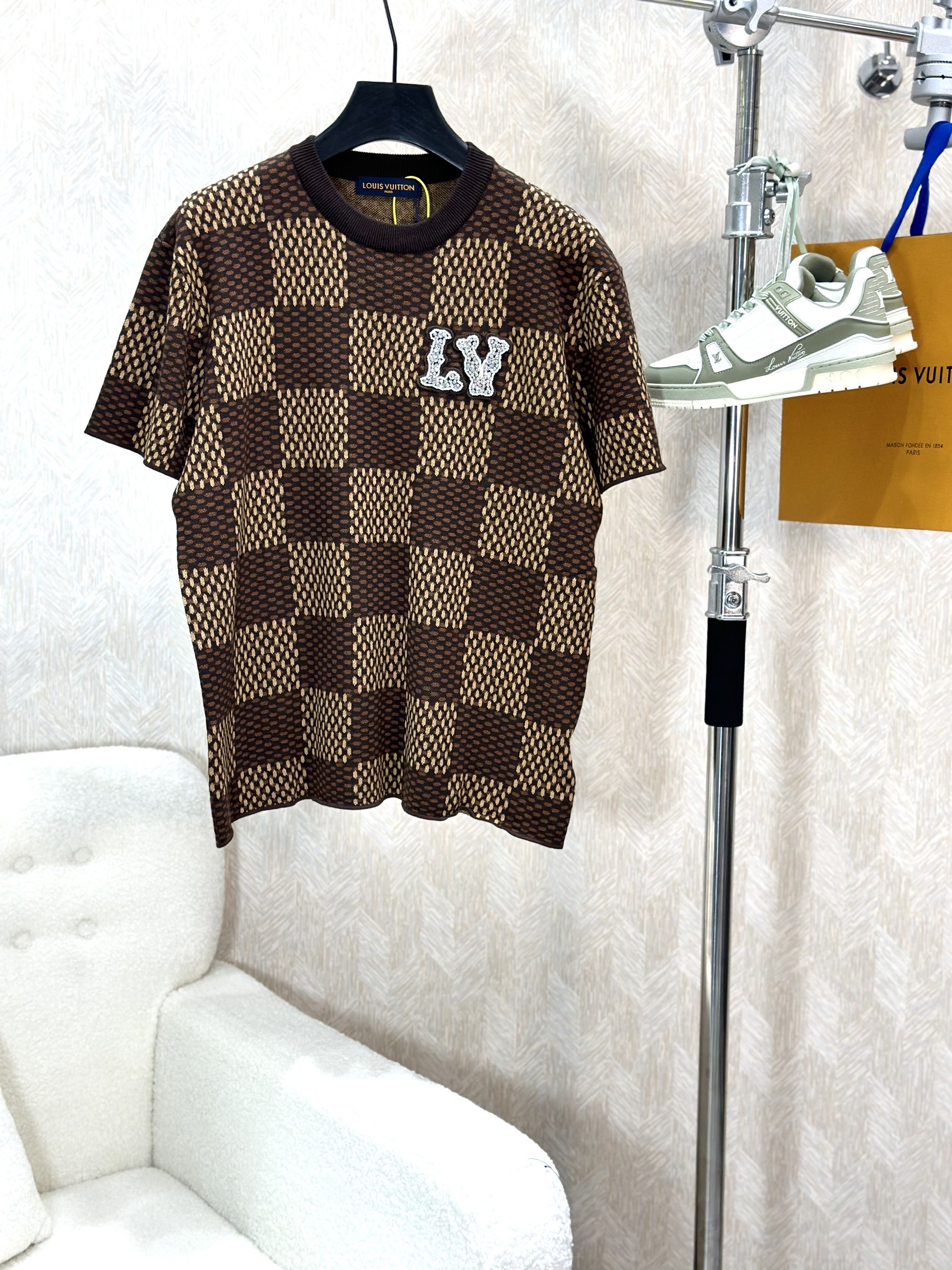 Áo phông T-shirt len Louis Vuitton LV Nâu họa tiết caro logo LV đính đá thêu ngực Like Auth on web VTN