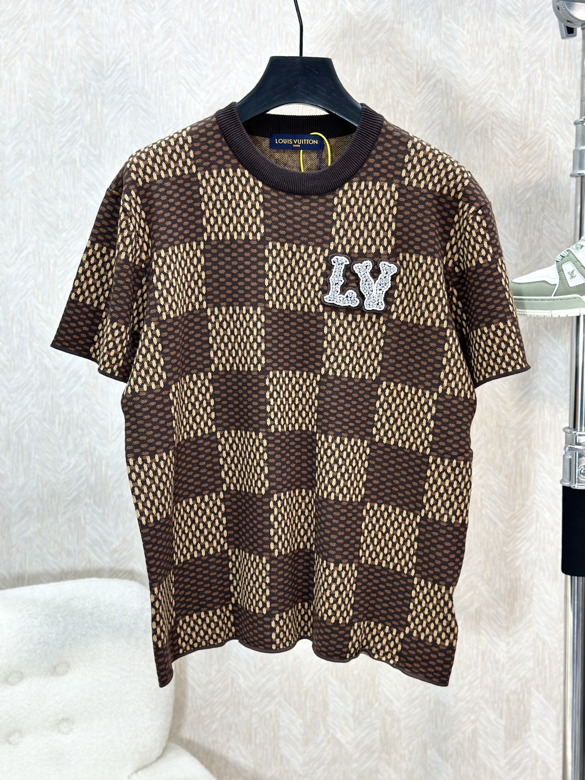 Áo phông T-shirt len Louis Vuitton LV Nâu họa tiết caro logo LV đính đá thêu ngực Like Auth on web VTN