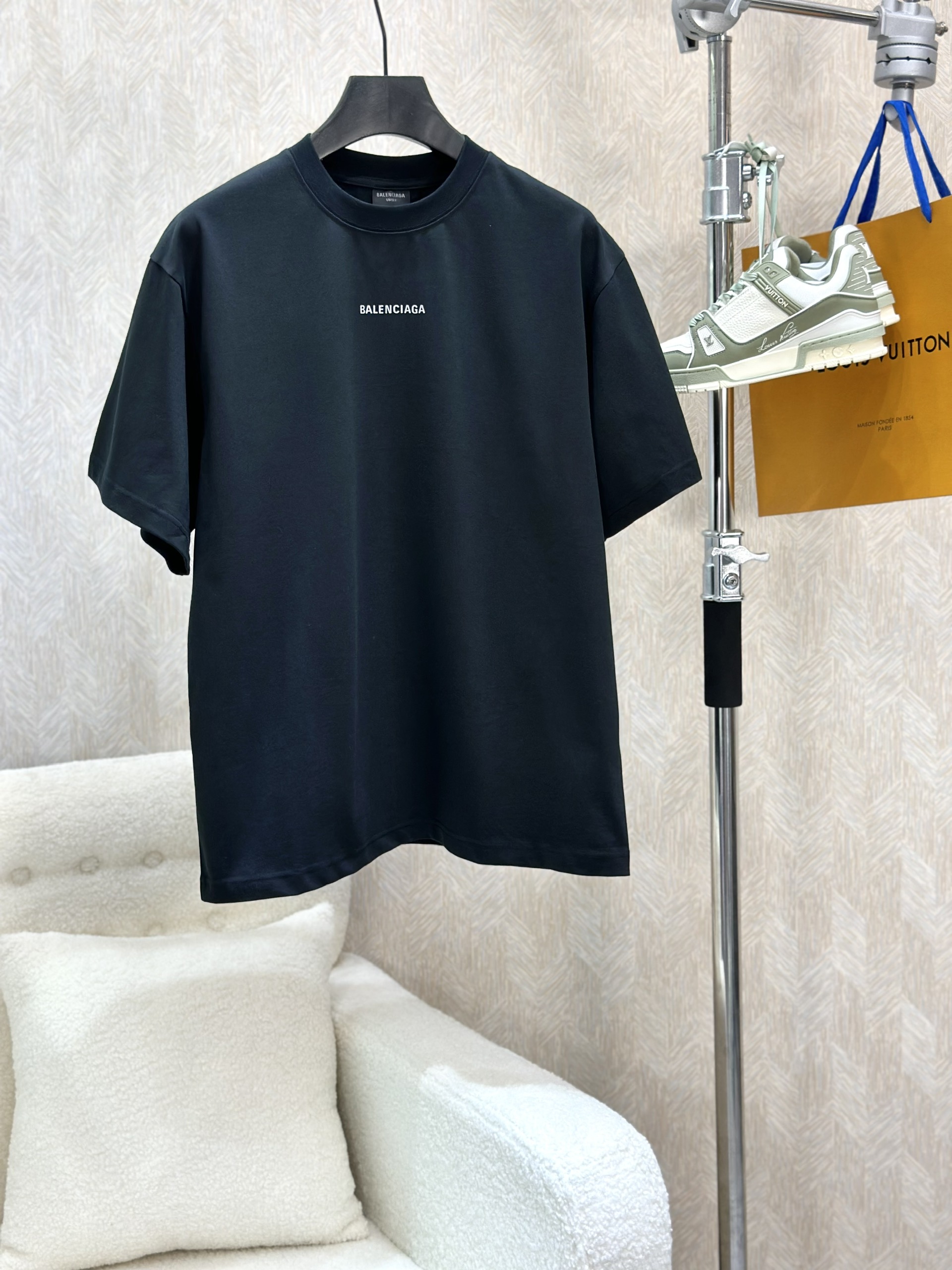 Áo phông T-shirt Balenciaga B Đen logo chữ Trắng Like Auth on web VTN
