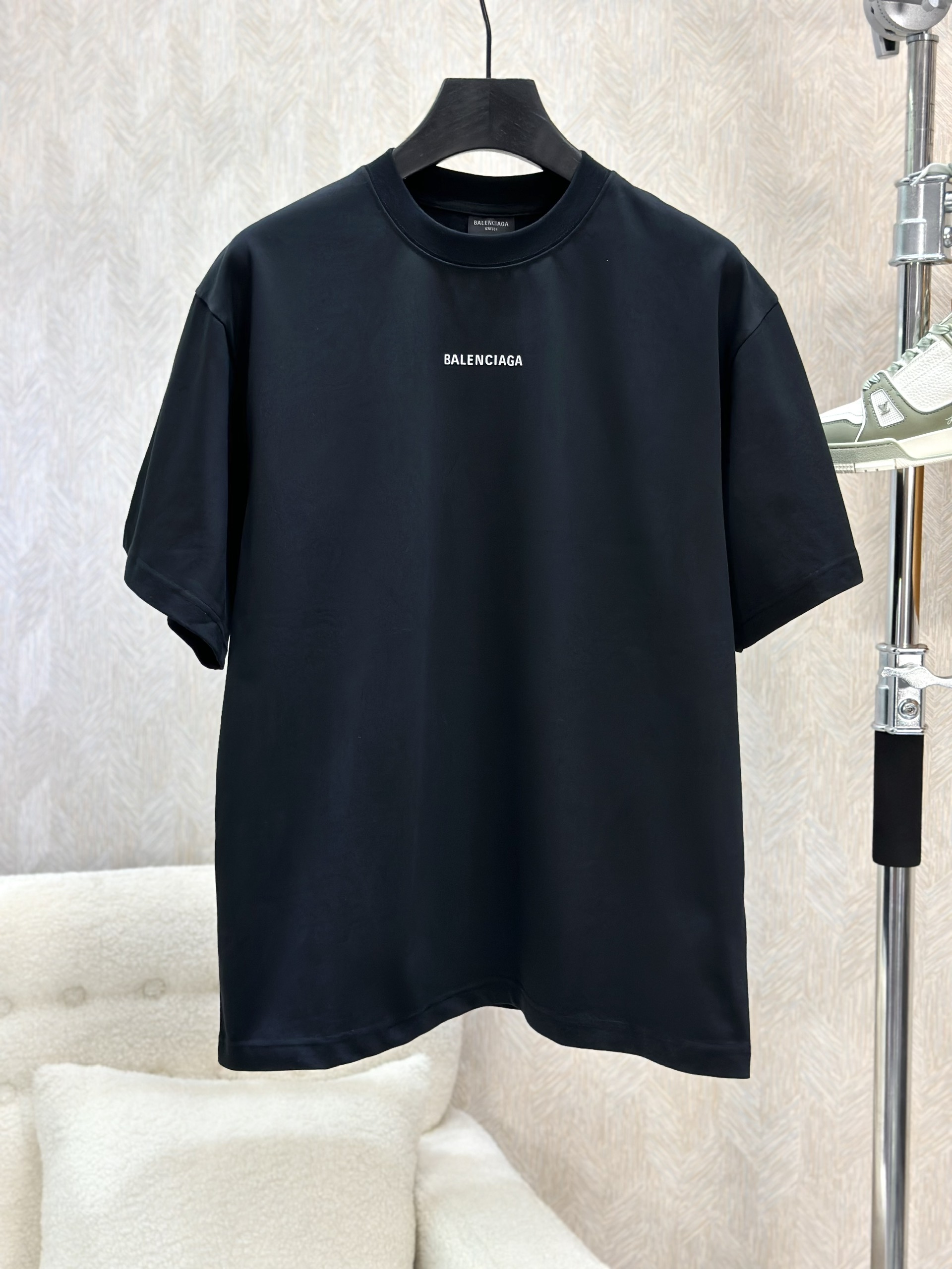 Áo phông T-shirt Balenciaga B Đen logo chữ Trắng Like Auth on web VTN