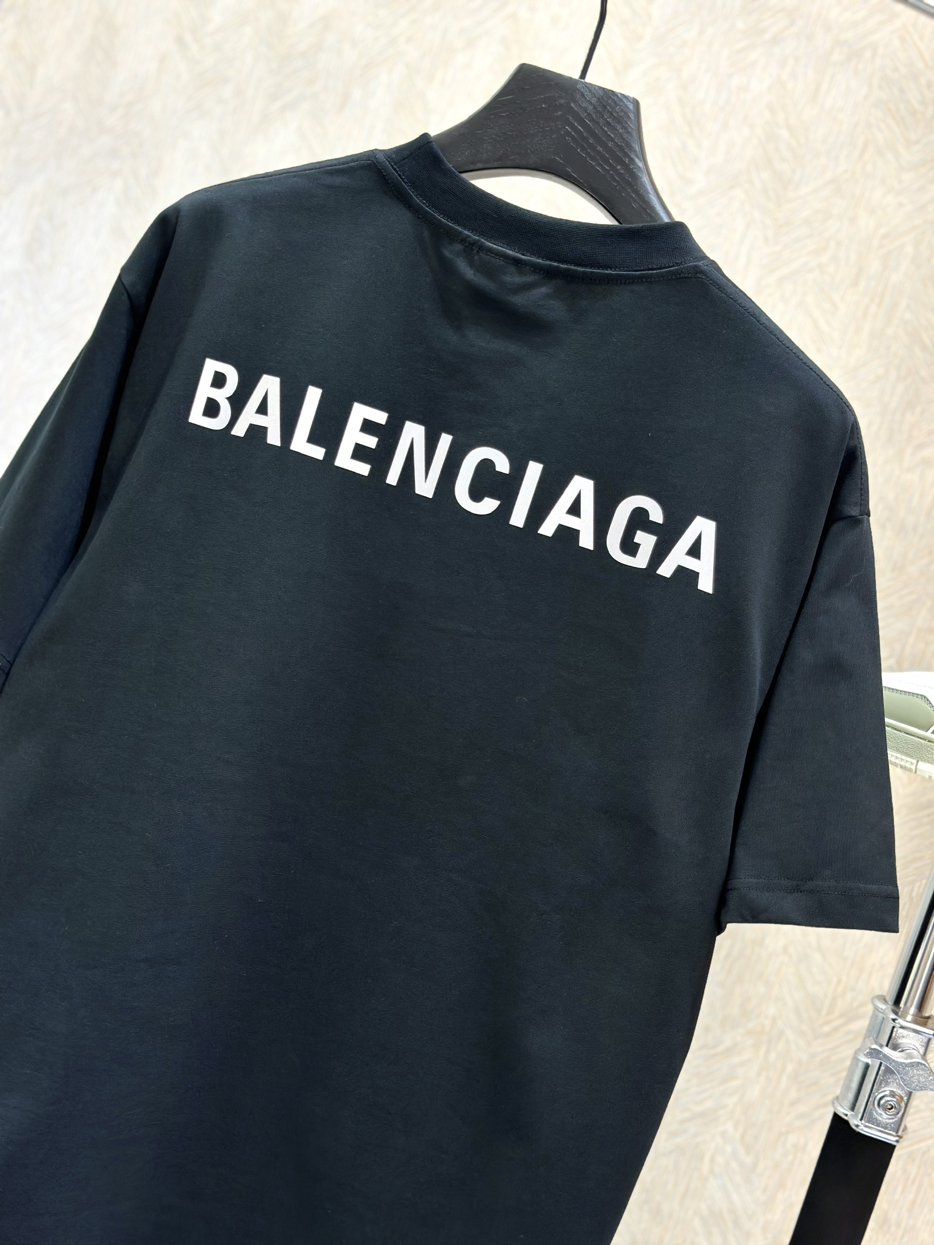 Áo phông T-shirt Balenciaga B Đen logo chữ Trắng Like Auth on web VTN