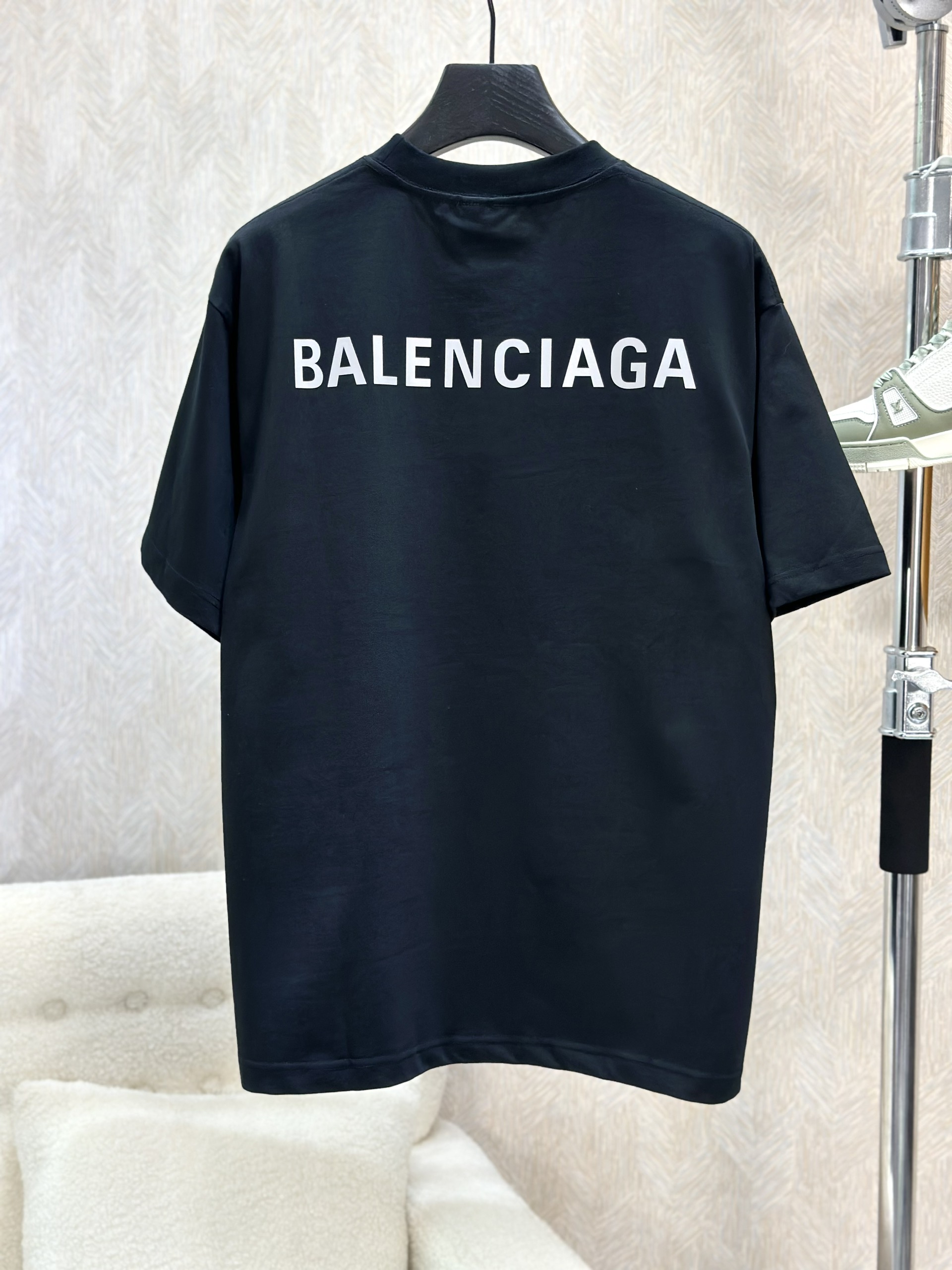 Áo phông T-shirt Balenciaga B Đen logo chữ Trắng Like Auth on web VTN