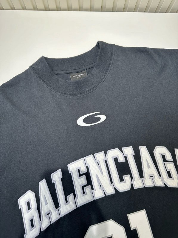 Áo phông T-shirt Balenciaga Đen logo chữ 01 Trắng viền Xám Like Auth on web VTN