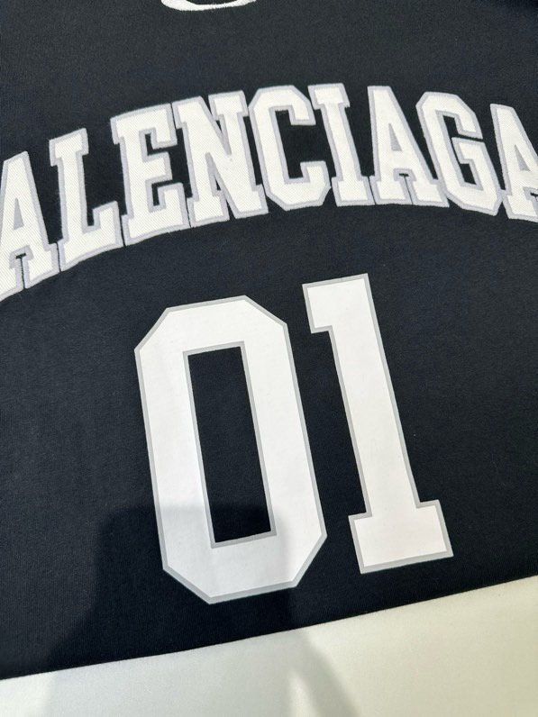 Áo phông T-shirt Balenciaga Đen logo chữ 01 Trắng viền Xám Like Auth on web VTN