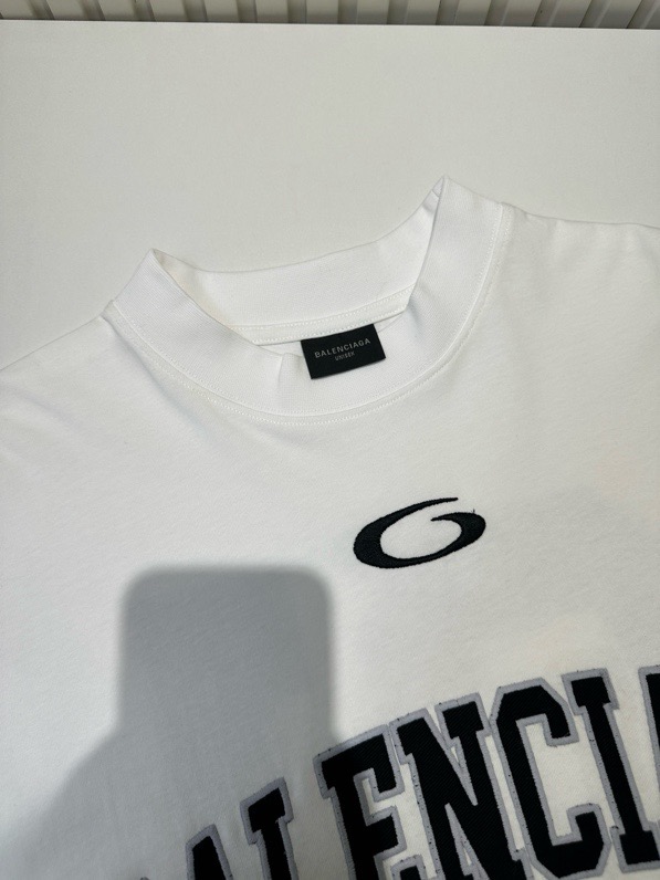 Áo phông T-shirt Balenciaga B Trắng logo chữ 01 Đen viền Xám Like Auth on web VTN