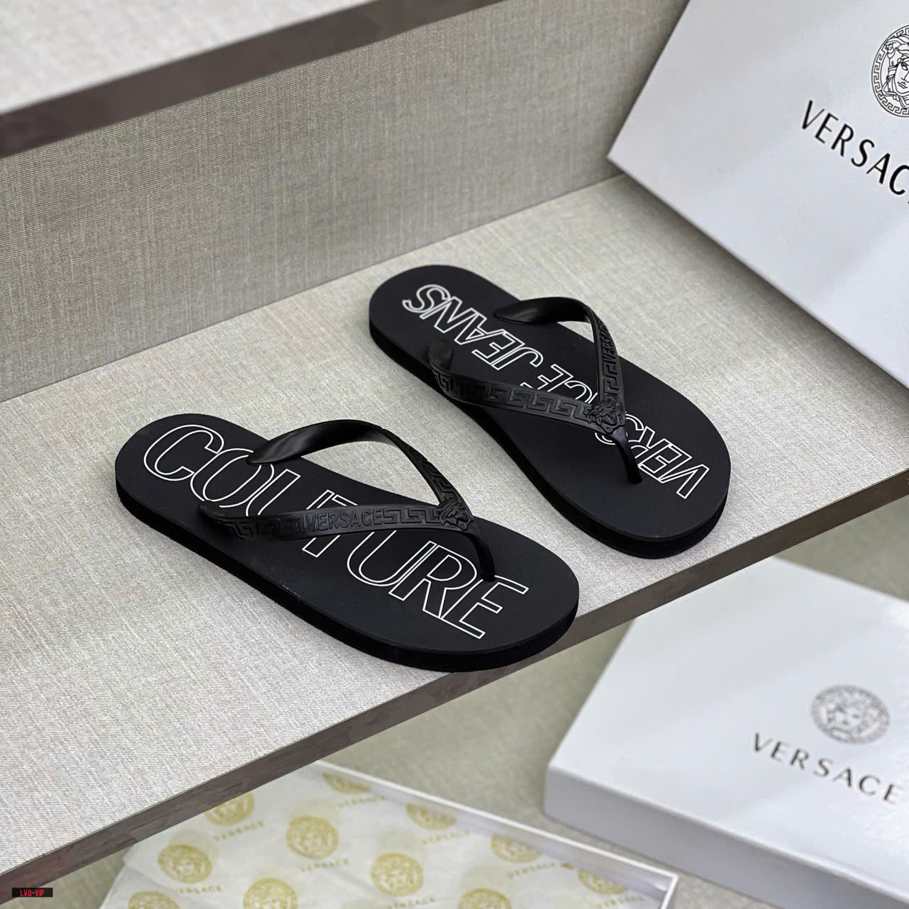 Dép tông, xỏ ngón Versace VS Đen logo chữ viền Trắng Like Auth on web fullbox bill thẻ LVQ