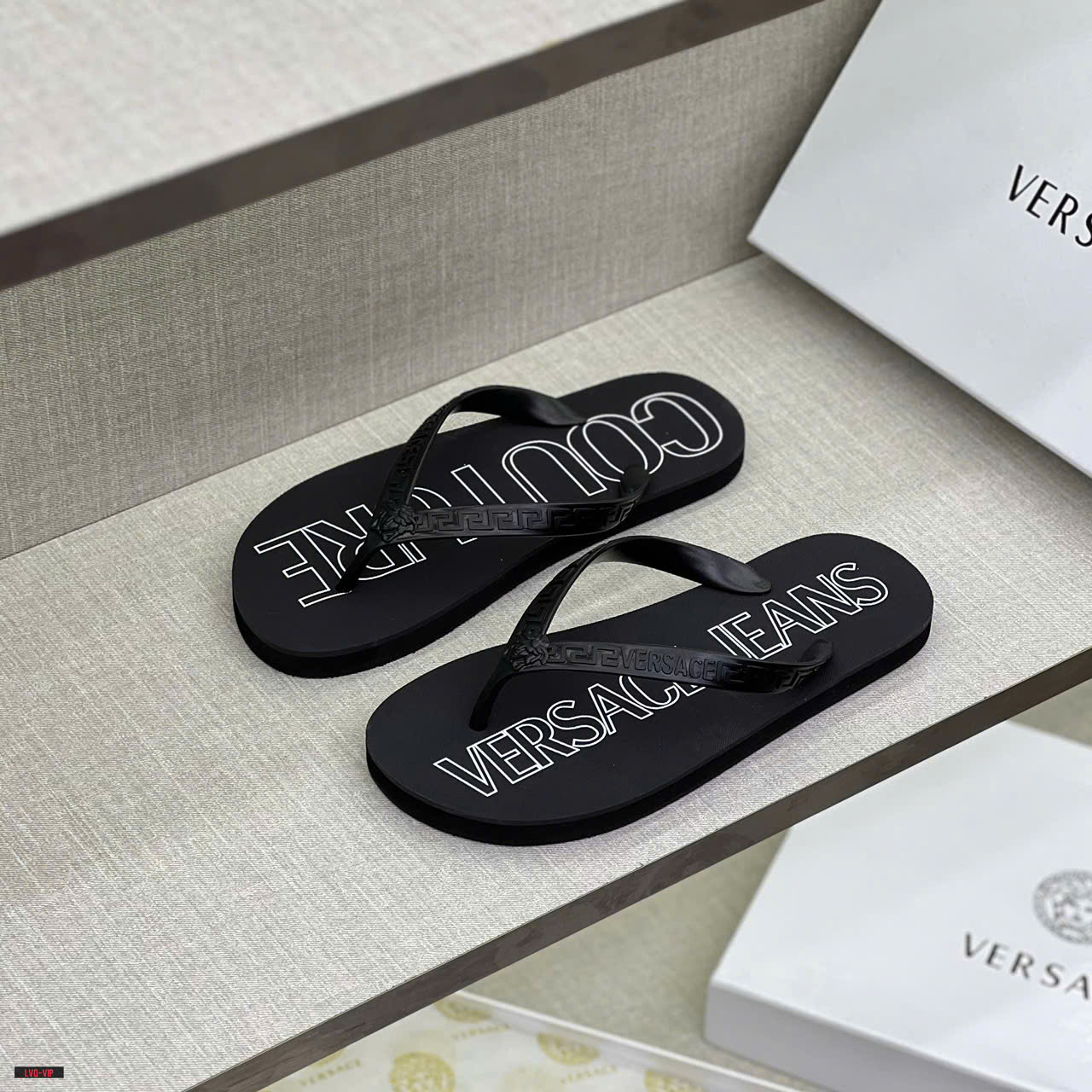 Dép tông, xỏ ngón Versace VS Đen logo chữ viền Trắng Like Auth on web fullbox bill thẻ LVQ