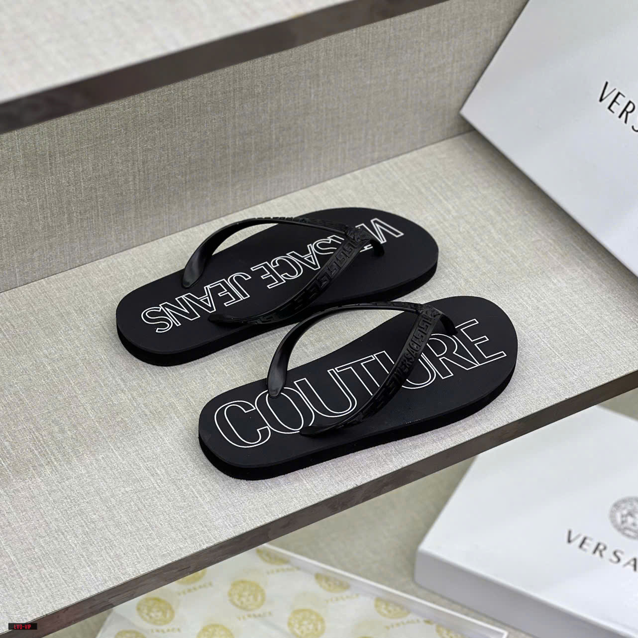 Dép tông, xỏ ngón Versace VS Đen logo chữ viền Trắng Like Auth on web fullbox bill thẻ LVQ