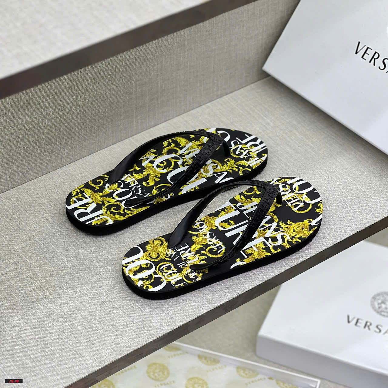 Dép tông, xỏ ngón Versace VS Đen họa tiết quý tộc Vàng logo chữ Trắng Like Auth on web fullbox bill thẻ LVQ