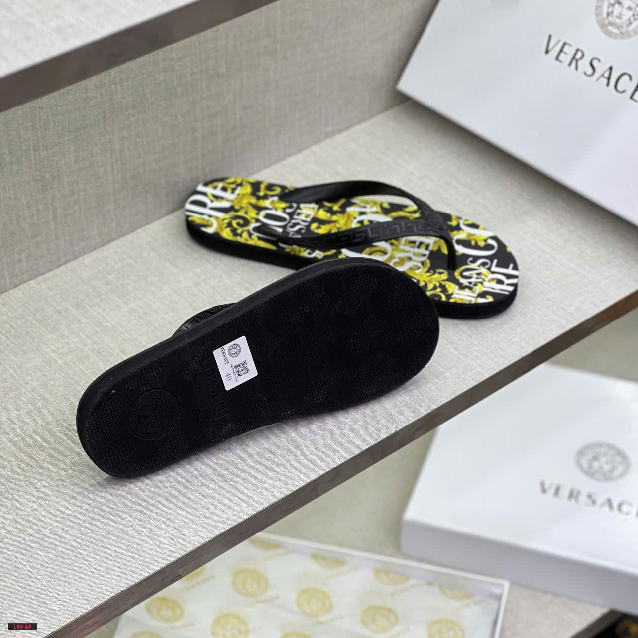 Dép tông, xỏ ngón Versace VS Đen họa tiết quý tộc Vàng logo chữ Trắng Like Auth on web fullbox bill thẻ LVQ