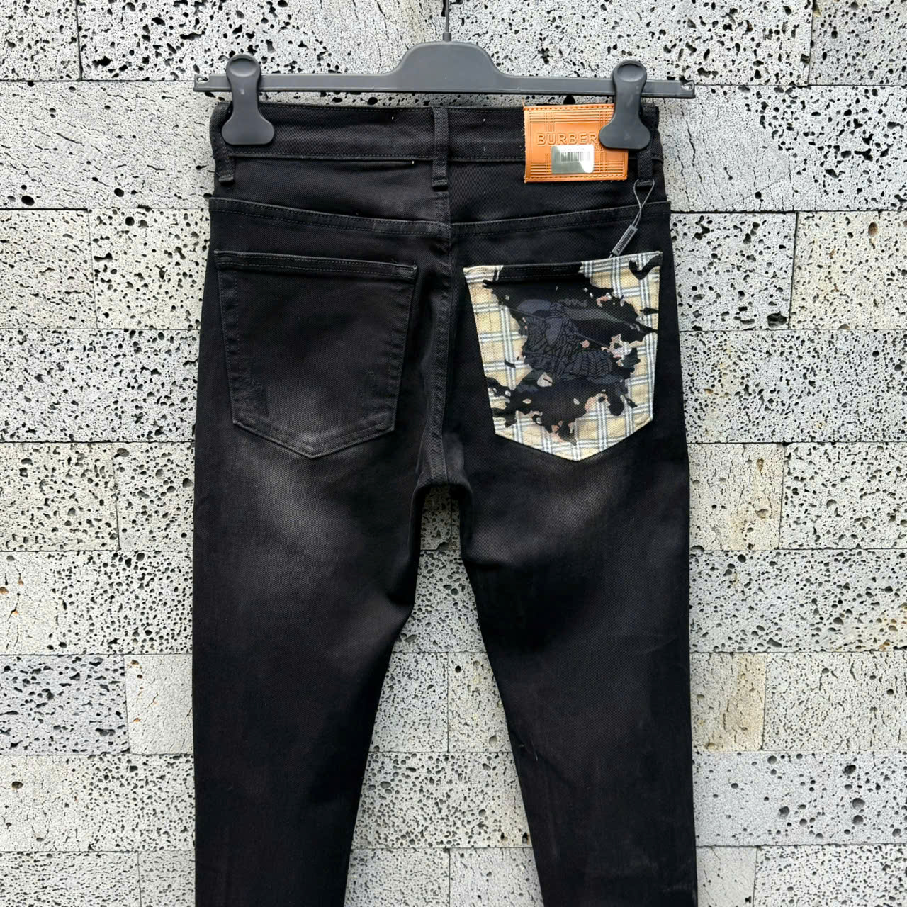Quần Jean Burberry BBR Đen họa tiết kẻ sọc Nâu túi sau Like Auth NV