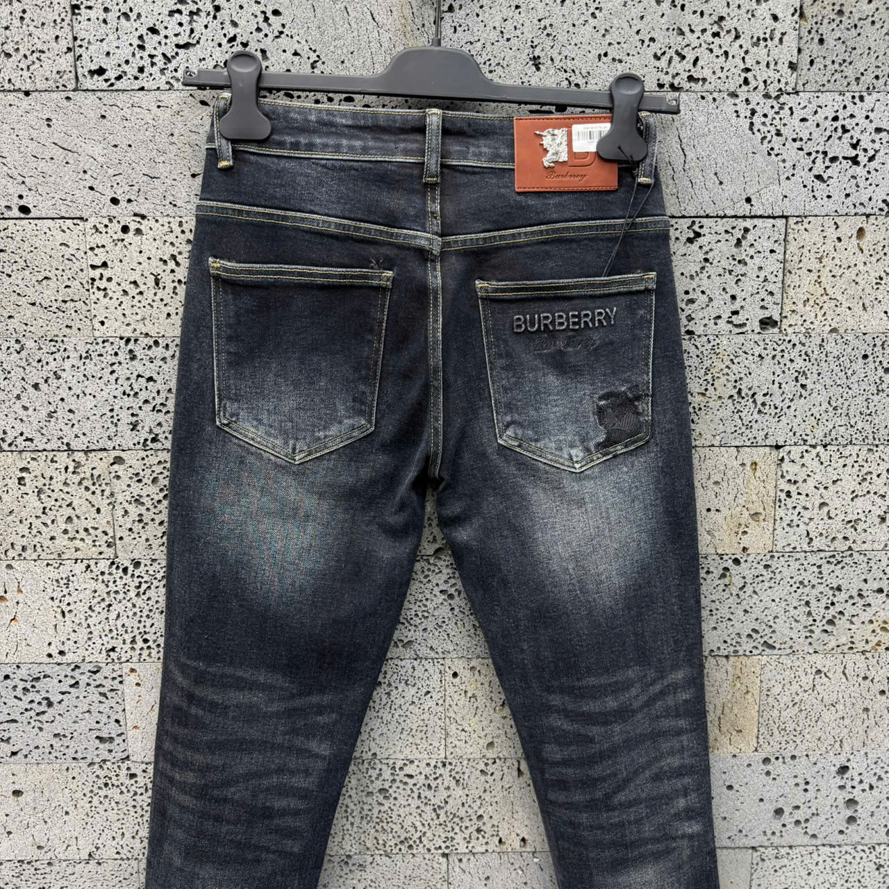 Quần Jean Burberry BBR Đen bạc logo chữ dập nổi túi sau Like Auth NV